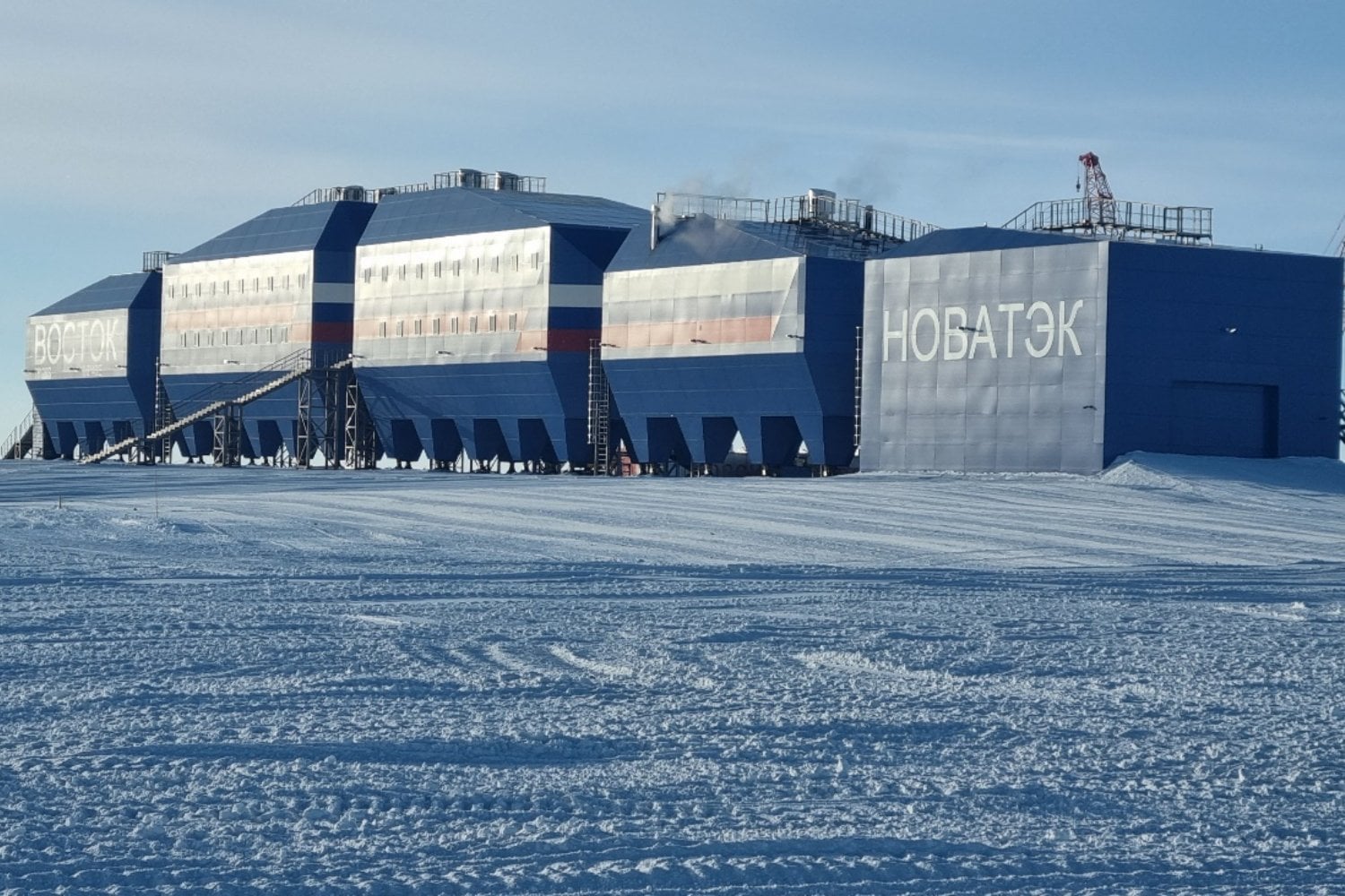 Bajo casi cuatro kilómetros de hielo hay un lago del tamaño de Ontario que lleva oculto millones de años. Rusia llegó hasta él en 2012 y todavía no sabemos si algo vive allí
