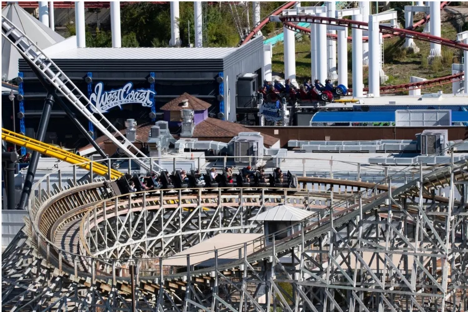 Más de 100 personas dicen haber sufrido lesiones cerebrales tras subir a una montaña rusa de Six Flags. La X2 lleva cerrada desde julio y ahora afronta una avalancha de demandas
