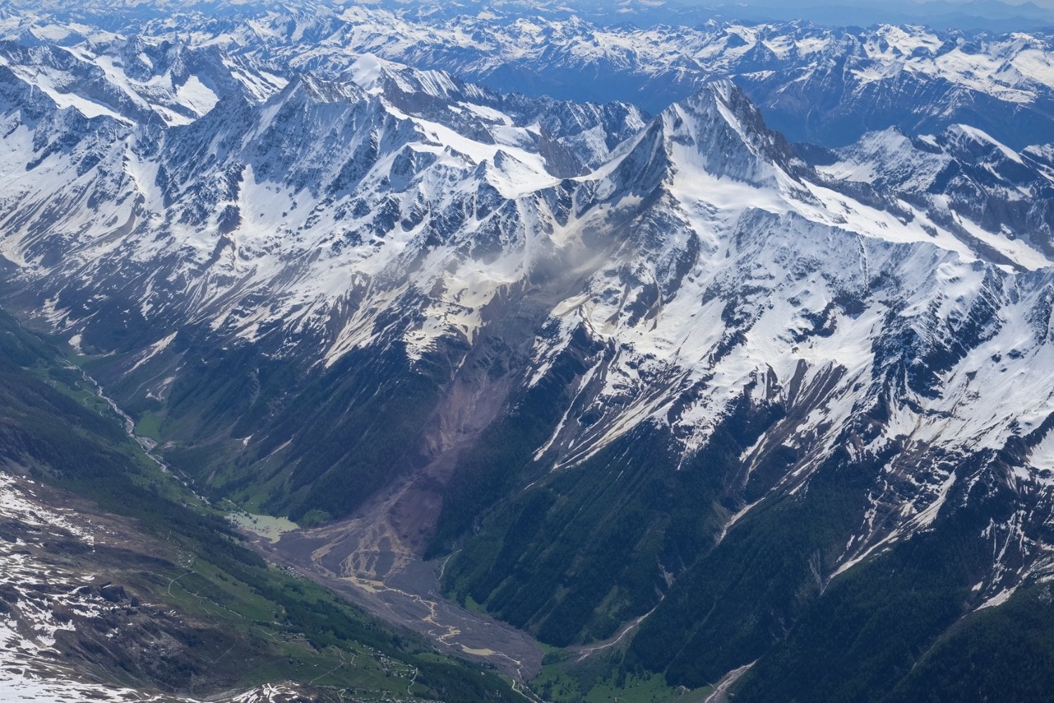 Un glaciar cargado con millones de toneladas de roca se derrumbó sobre un pueblo de Suiza. La avalancha fue tan brutal que transformó el valle y los satélites captaron el antes y el después
