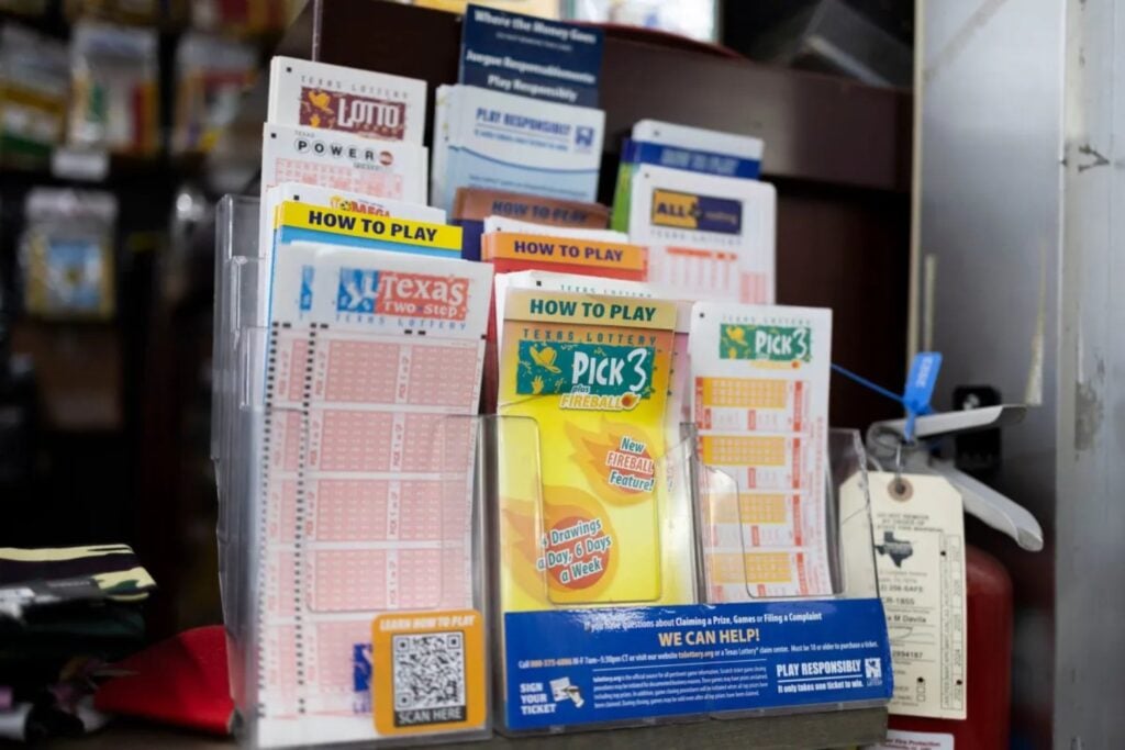 Ganó 83,5 millones de dólares con un boleto comprado desde una app. Una semana después Texas prohibió ese mismo sistema y congeló el premio: necesitó casi seis meses y una demanda para cobrarlo