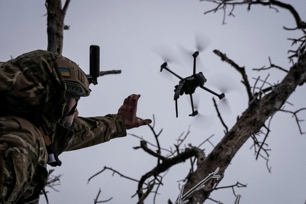 Un misil falló en Yemen y, horas después, sus desarrolladores volvieron a Claude para averiguar por qué. Anthropic encontró el mismo patrón en drones rusos y proyectos chinos: la IA ya está entrando en los equipos de ingeniería militar