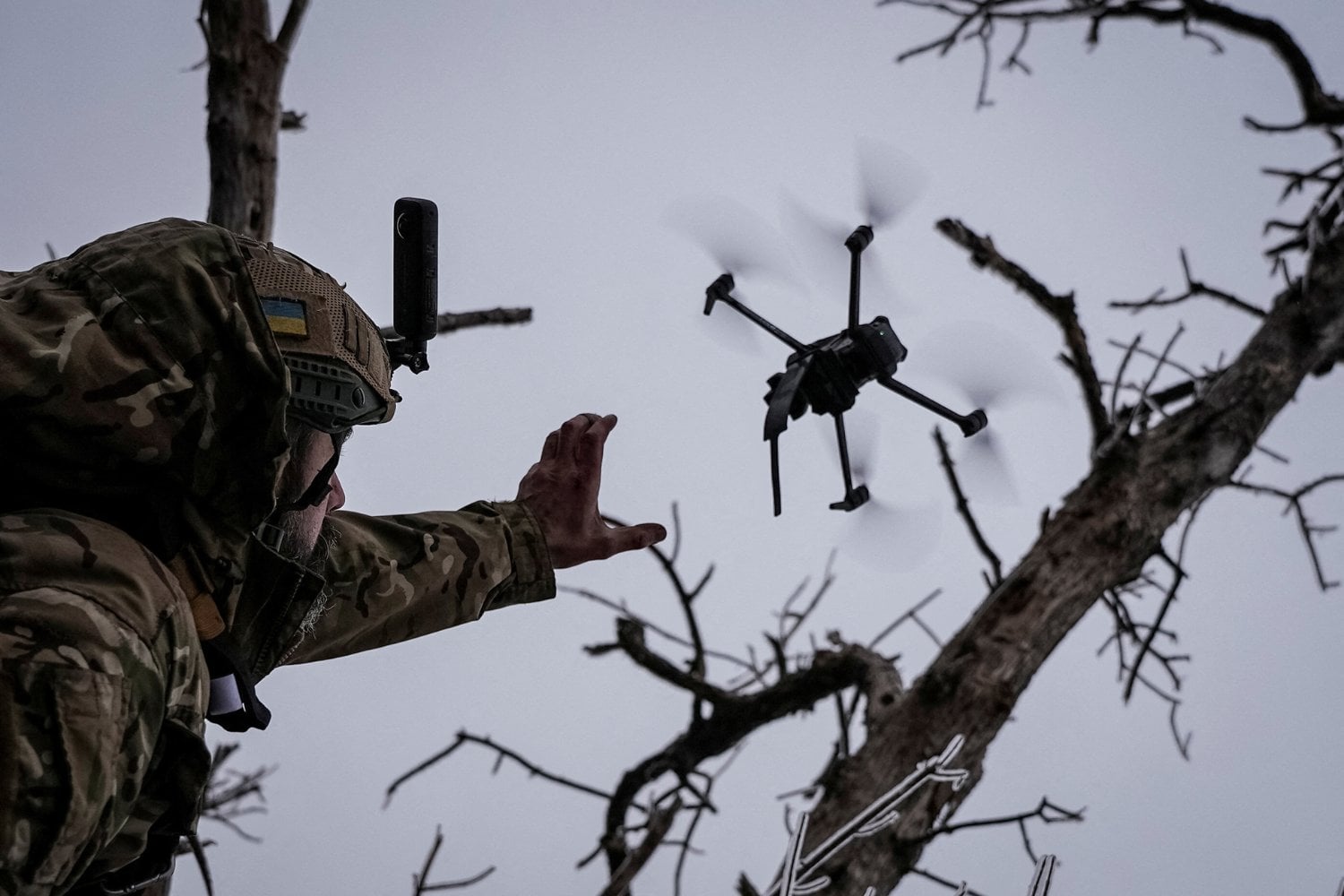 Un misil falló en Yemen y, horas después, sus desarrolladores volvieron a Claude para averiguar por qué. Anthropic encontró el mismo patrón en drones rusos y proyectos chinos: la IA ya está entrando en los equipos de ingeniería militar