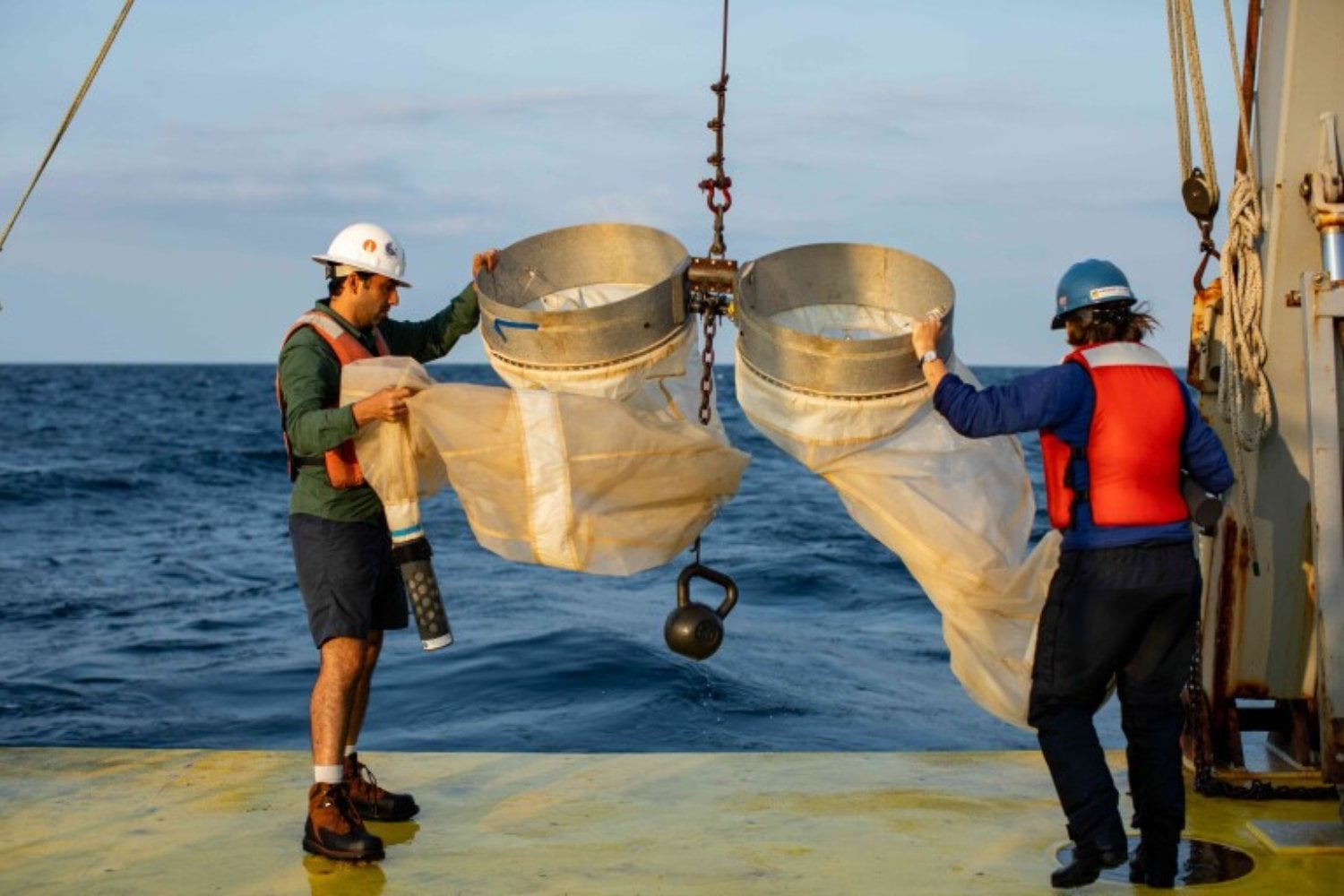 Un barco soltó 65.000 litros de sosa cáustica en el golfo de Maine y el océano se volvió rojo. No fue un accidente: científicos están probando si cambiar la química del mar puede hacer que capture mucho más CO₂