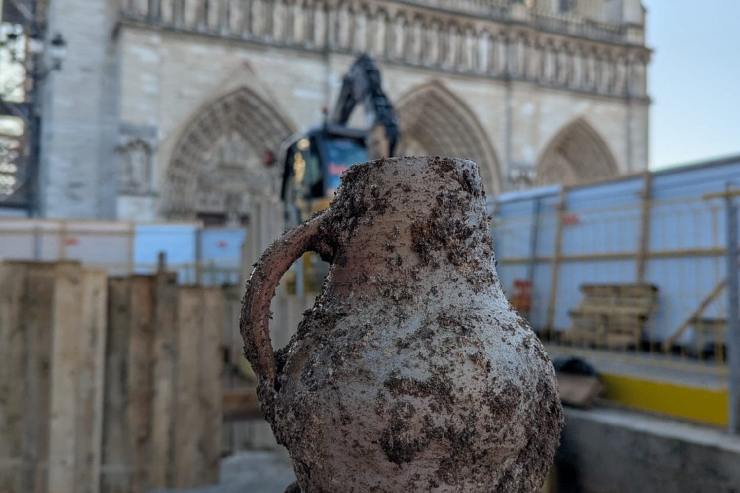Los arqueólogos llevan siglos discutiendo dónde nació París. Un muro quemado de hace más de 2.000 años acaba de aparecer bajo un hospital junto a Notre-Dame
