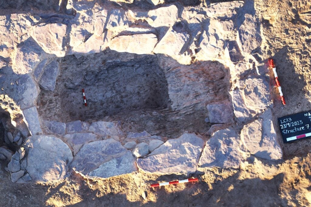 Durante más de un siglo, miles de piedras talladas aparecieron por el suroeste de la Península sin explicar para qué servían. Una carretera de Huelva ha terminado por encajar las piezas