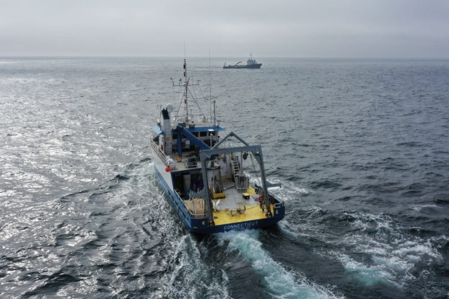 Un barco soltó 65.000 litros de sosa cáustica en el golfo de Maine y el océano se volvió rojo. No fue un accidente: científicos están probando si cambiar la química del mar puede hacer que capture mucho más CO₂