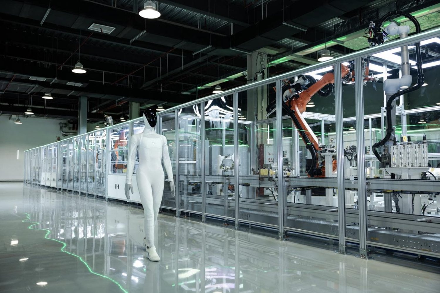 XPENG terminó de fabricar un robot humanoide y ocurrió lo que hasta hace poco parecía ciencia ficción. IRON salió de la línea caminando por sus propios medios