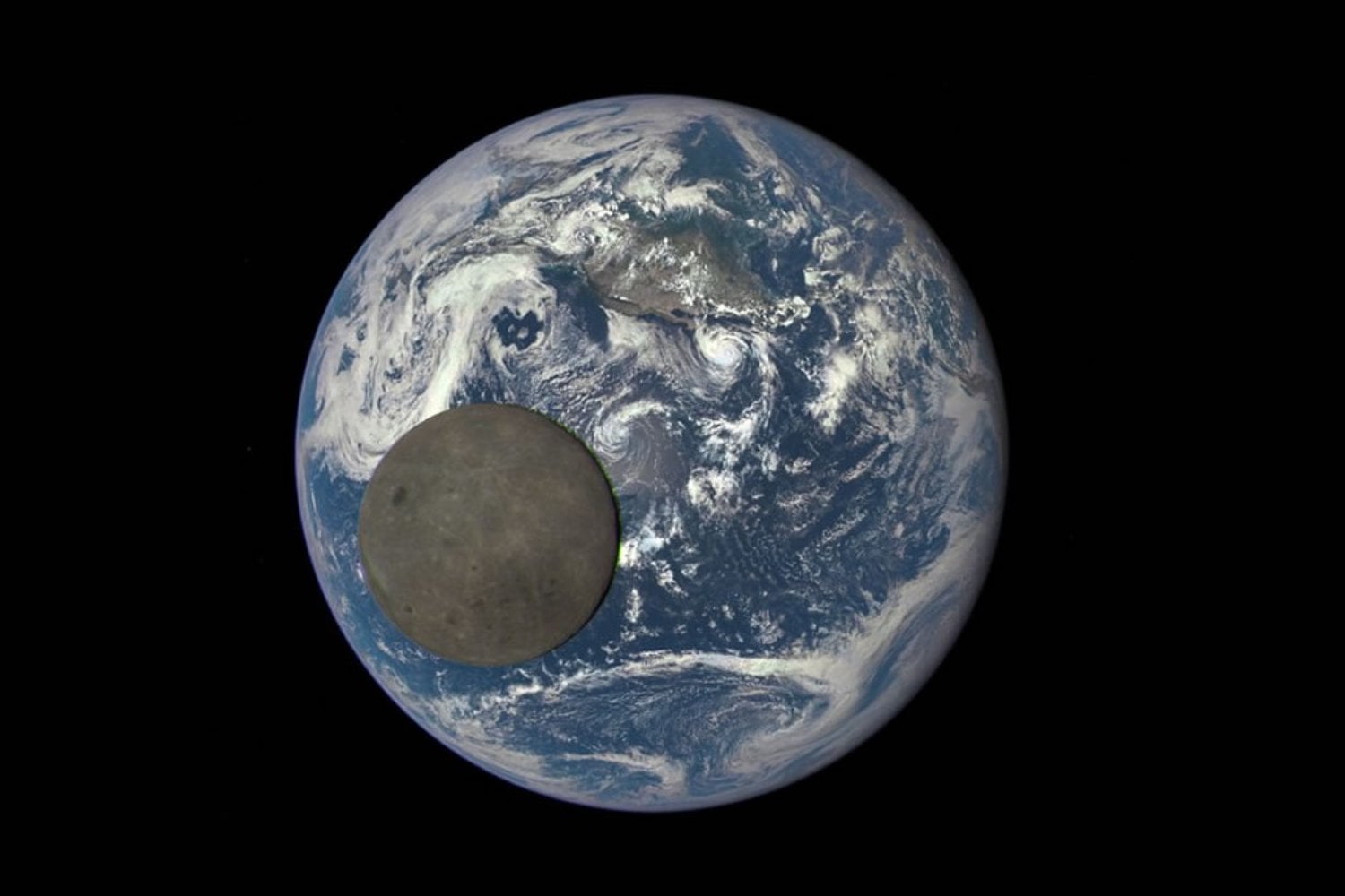 Durante décadas pensamos que la Luna nació lentamente de un disco de escombros tras el choque con Theia. Una nueva simulación muestra que pudo aparecer casi intacta en apenas cinco horas