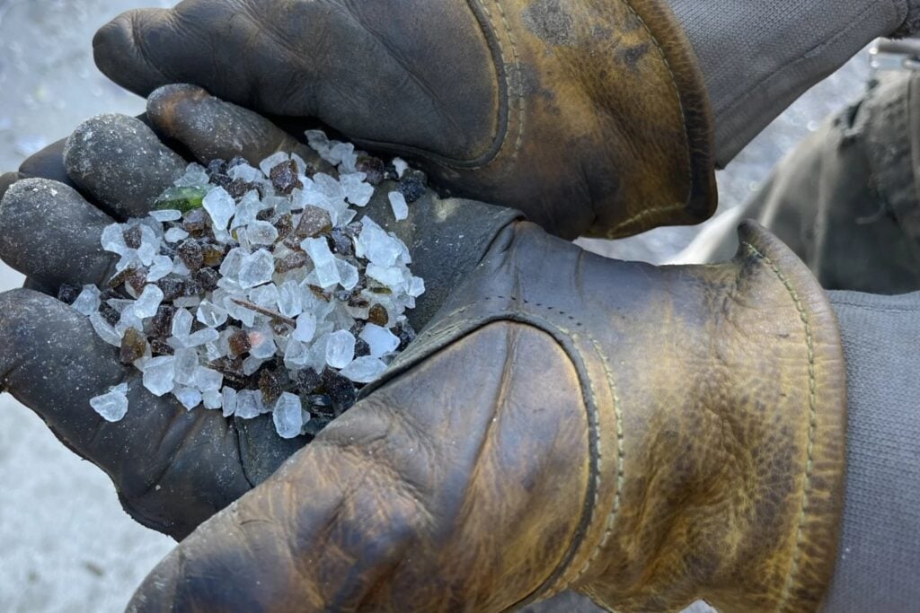 En 2002 Idaho tenía casi 300 toneladas de botellas y frascos de vidrio acumulándose sin un destino claro. La solución fue triturarlos y enterrarlos bajo 60 metros de la Highway 75; 24 años después, el vidrio reciclado ya forma parte de las especificaciones oficiales para construir carreteras