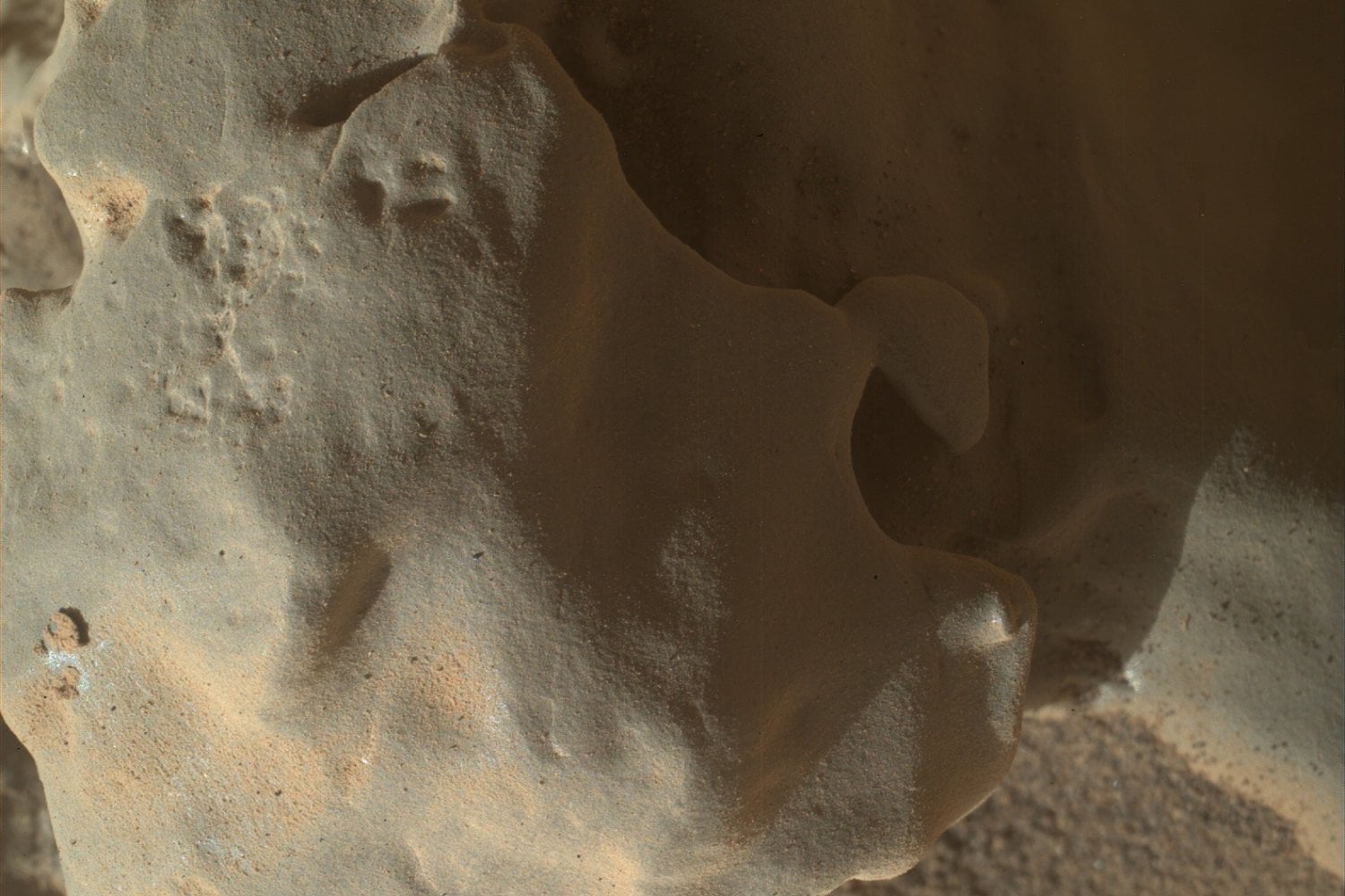 Curiosity llevaba 14 años recorriendo Marte cuando encontró unas extrañas “huellas” que nunca había visto. La NASA todavía no sabe qué proceso las formó