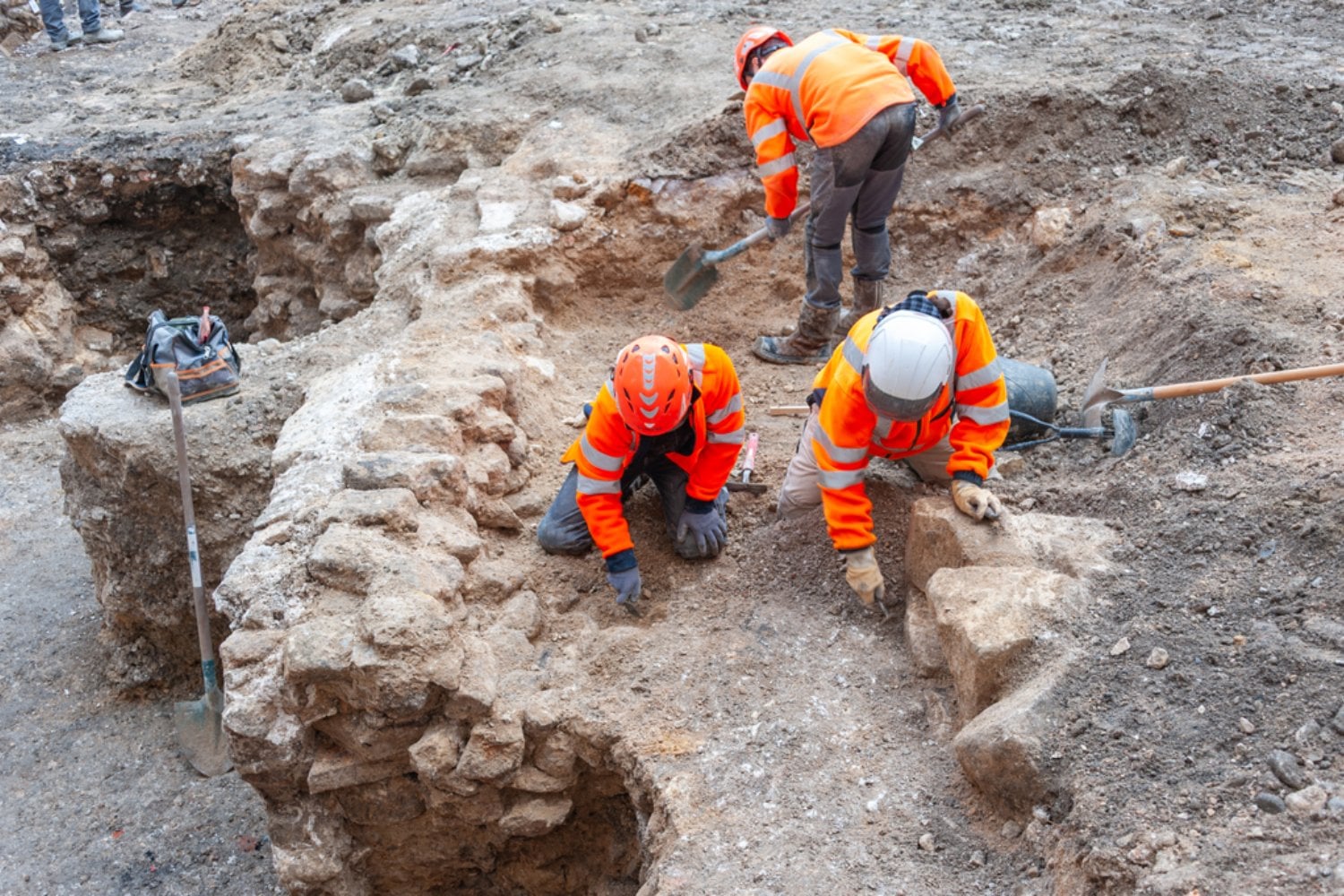Los arqueólogos llevan siglos discutiendo dónde nació París. Un muro quemado de hace más de 2.000 años acaba de aparecer bajo un hospital junto a Notre-Dame