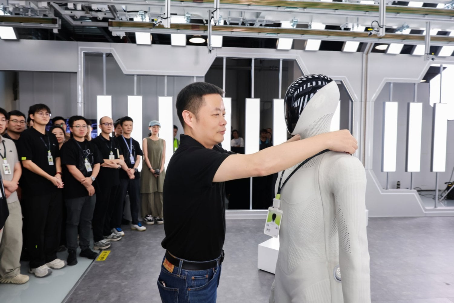 XPENG terminó de fabricar un robot humanoide y ocurrió lo que hasta hace poco parecía ciencia ficción. IRON salió de la línea caminando por sus propios medios