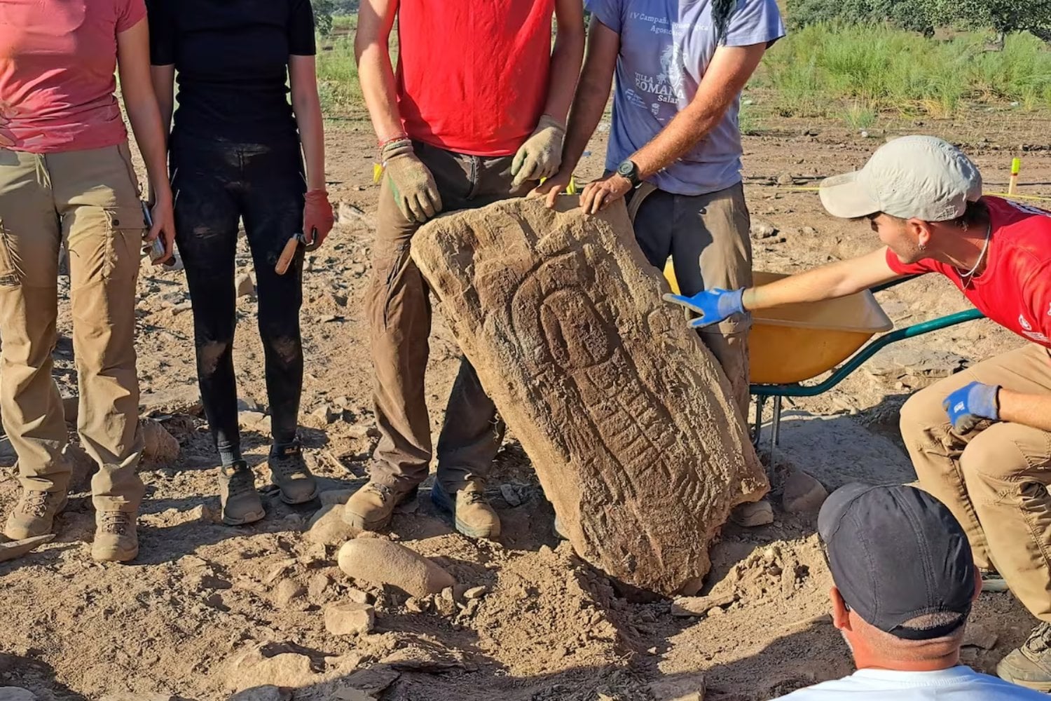 Durante más de un siglo, miles de piedras talladas aparecieron por el suroeste de la Península sin explicar para qué servían. Una carretera de Huelva ha terminado por encajar las piezas