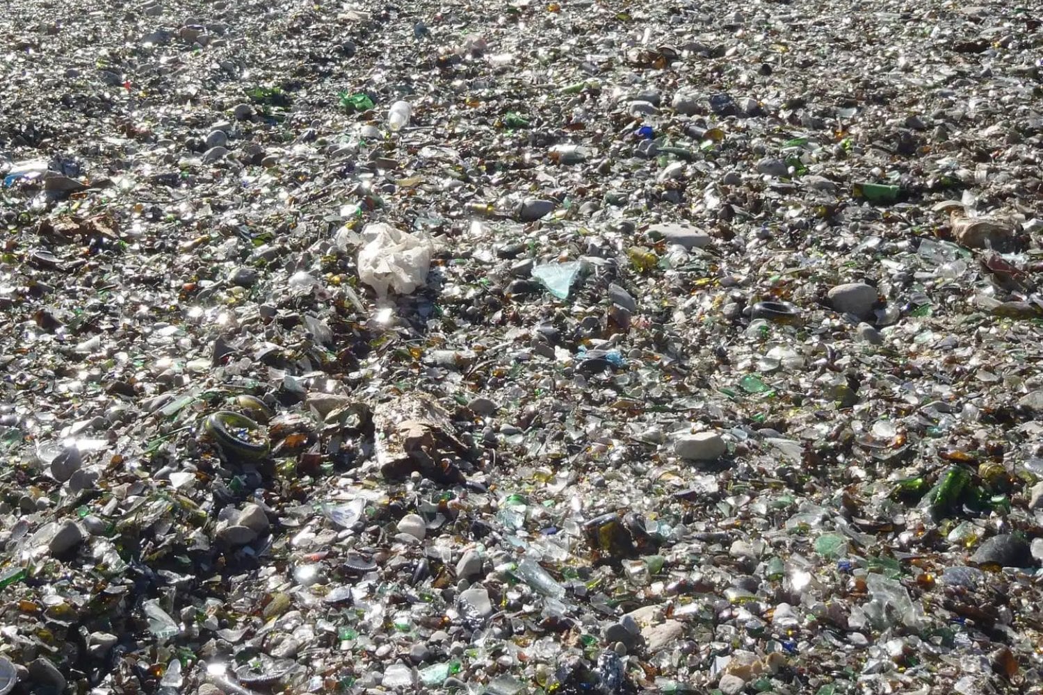 En 2002 Idaho tenía casi 300 toneladas de botellas y frascos de vidrio acumulándose sin un destino claro. La solución fue triturarlos y enterrarlos bajo 60 metros de la Highway 75; 24 años después, el vidrio reciclado ya forma parte de las especificaciones oficiales para construir carreteras