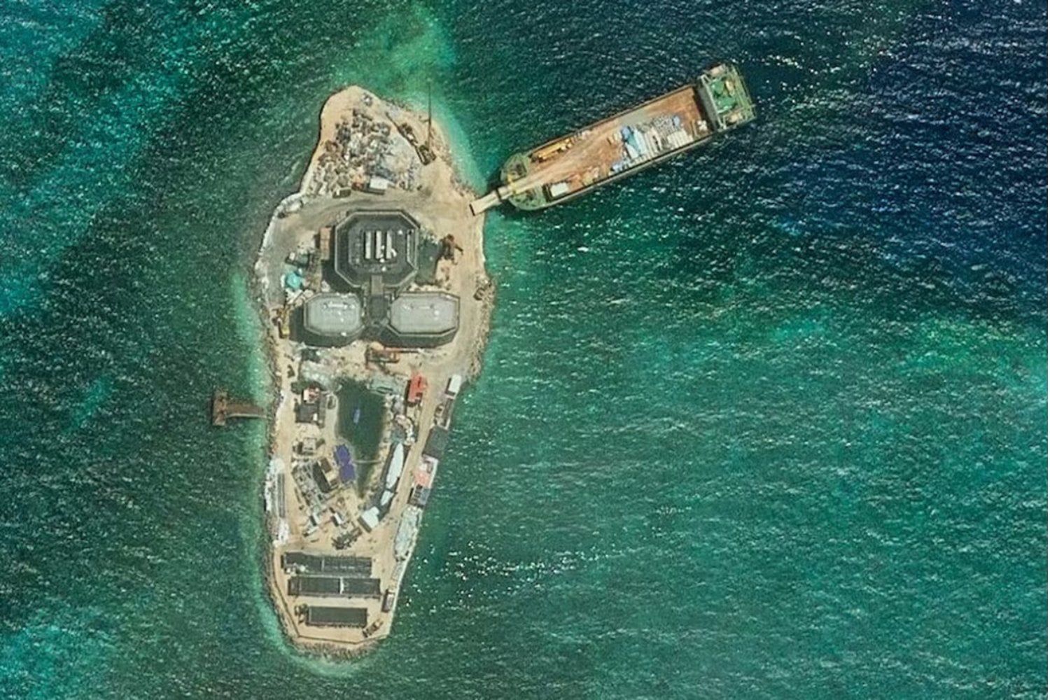 Hace menos de un año Antelope Reef era casi todo agua. China ha levantado allí una isla artificial de 6 km² y las imágenes ya muestran un puerto, un helipuerto y espacio para una pista de 3 kilómetros