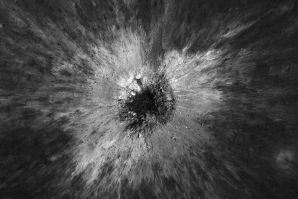 Algo golpeó la Luna en 2024 y nadie lo vio: dejó un cráter más ancho que el Coliseo y lanzó escombros a más de 100 kilómetros. La NASA acaba de encontrarlo y es una advertencia para las futuras bases lunares