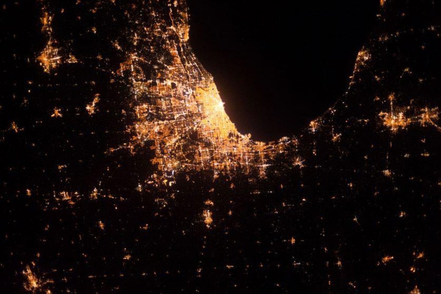 Durante 23 años, un astronauta fotografió las ciudades desde el espacio. Sus imágenes muestran que la noche en la Tierra ha cambiado de color