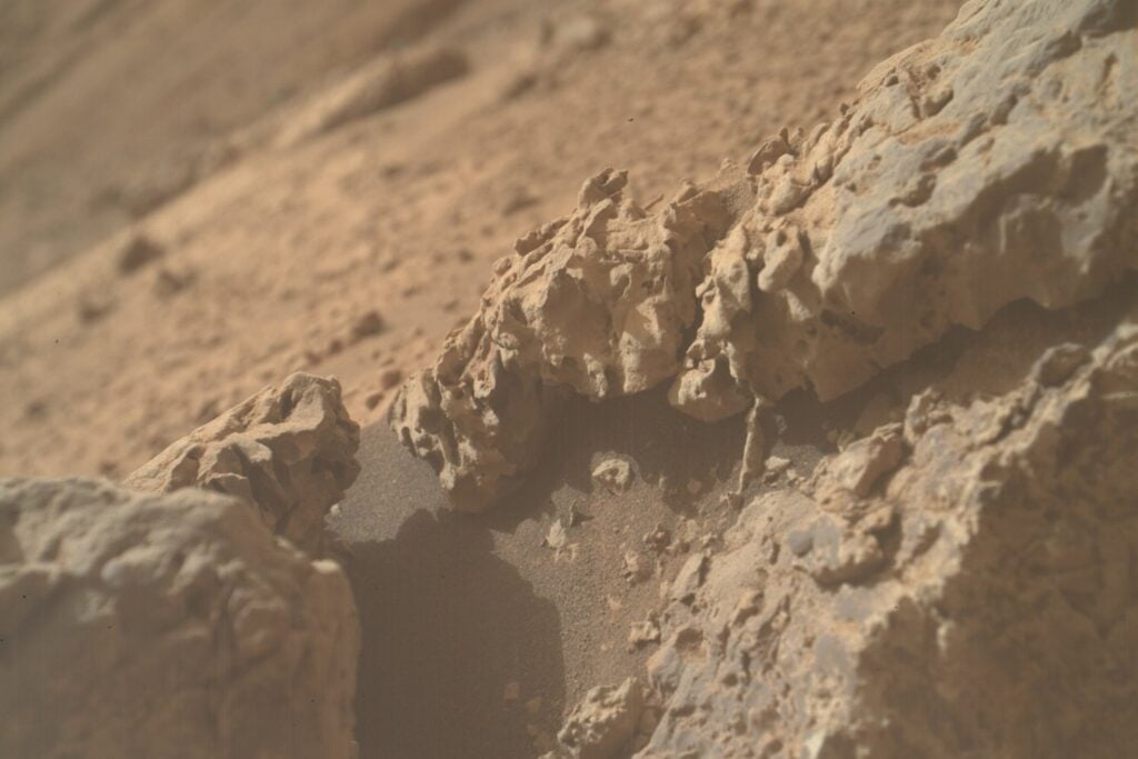 Curiosity llevaba 14 años recorriendo Marte cuando encontró unas extrañas “huellas” que nunca había visto. La NASA todavía no sabe qué proceso las formó