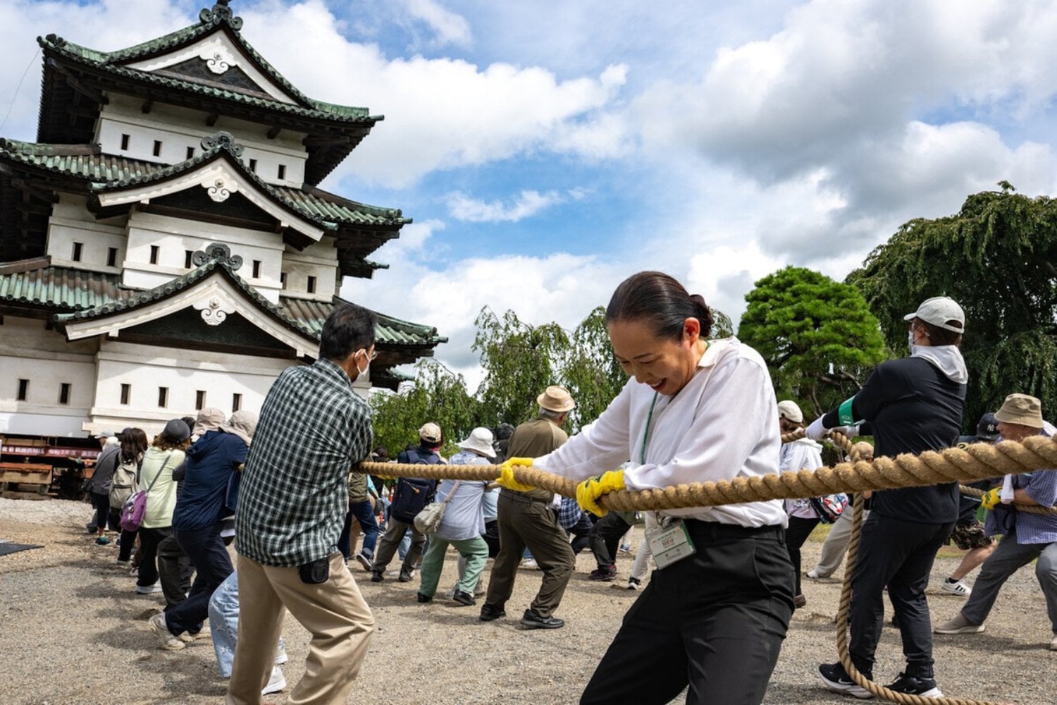 Japón tenía que devolver a su sitio un castillo de 360 toneladas sin desmontarlo. Pidió voluntarios y 8.000 personas se ofrecieron para la solución más insólita: tirar de una cuerda