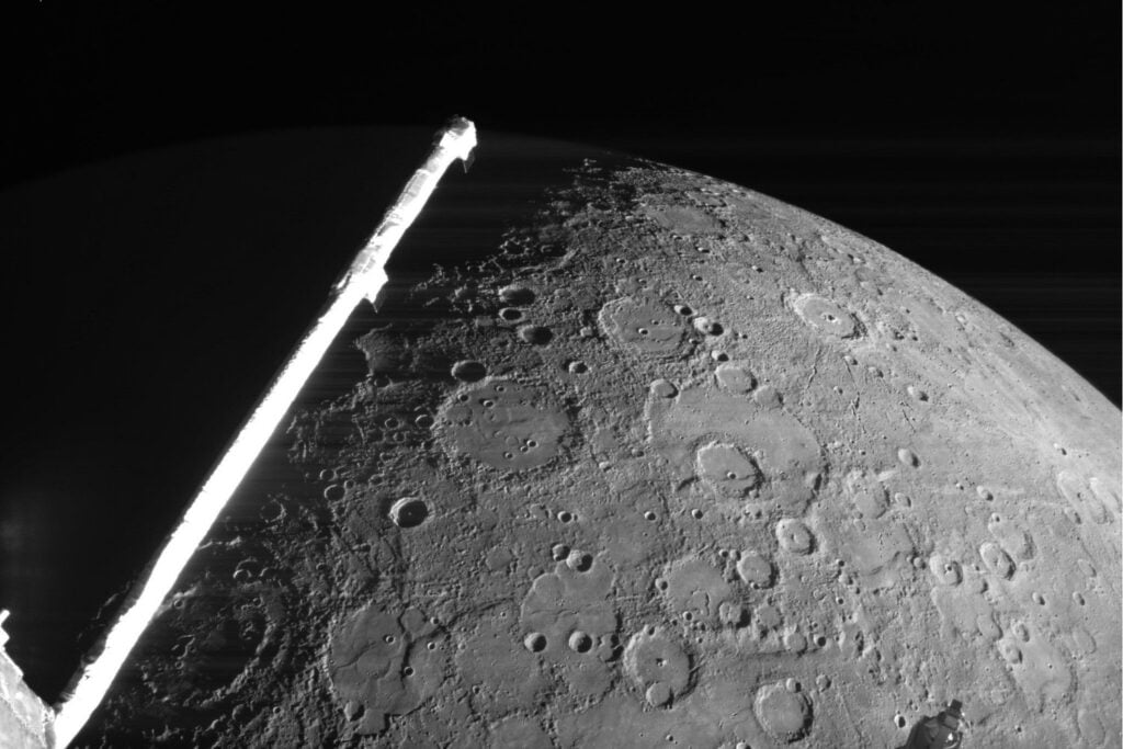 La sonda BepiColombo ha tardado ocho años y nueve sobrevuelos en alcanzar Mercurio. Ahora llega la parte más peligrosa: desmontarse en pleno vuelo mientras soporta un infierno de 450 °C