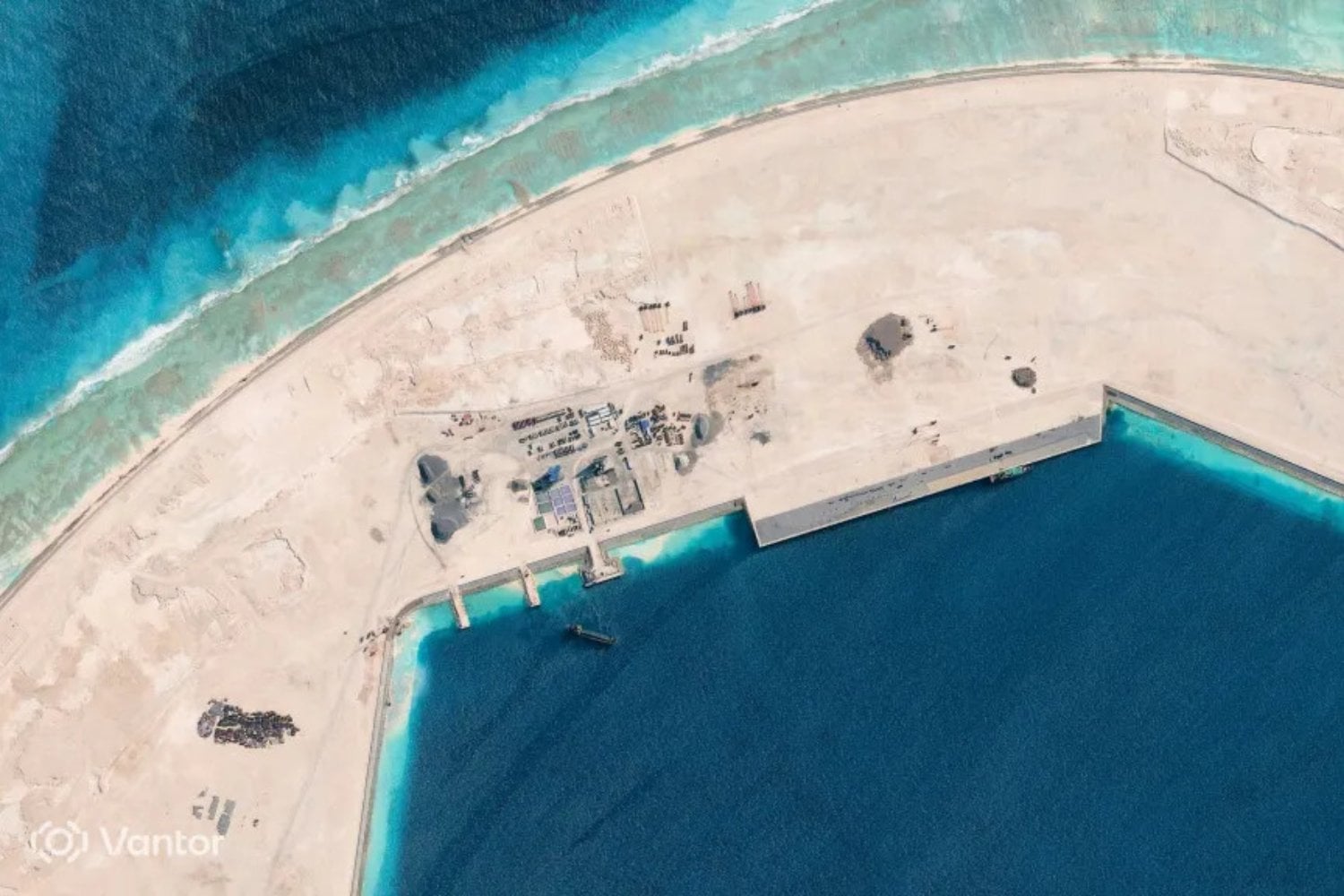 Hace menos de un año Antelope Reef era casi todo agua. China ha levantado allí una isla artificial de 6 km² y las imágenes ya muestran un puerto, un helipuerto y espacio para una pista de 3 kilómetros