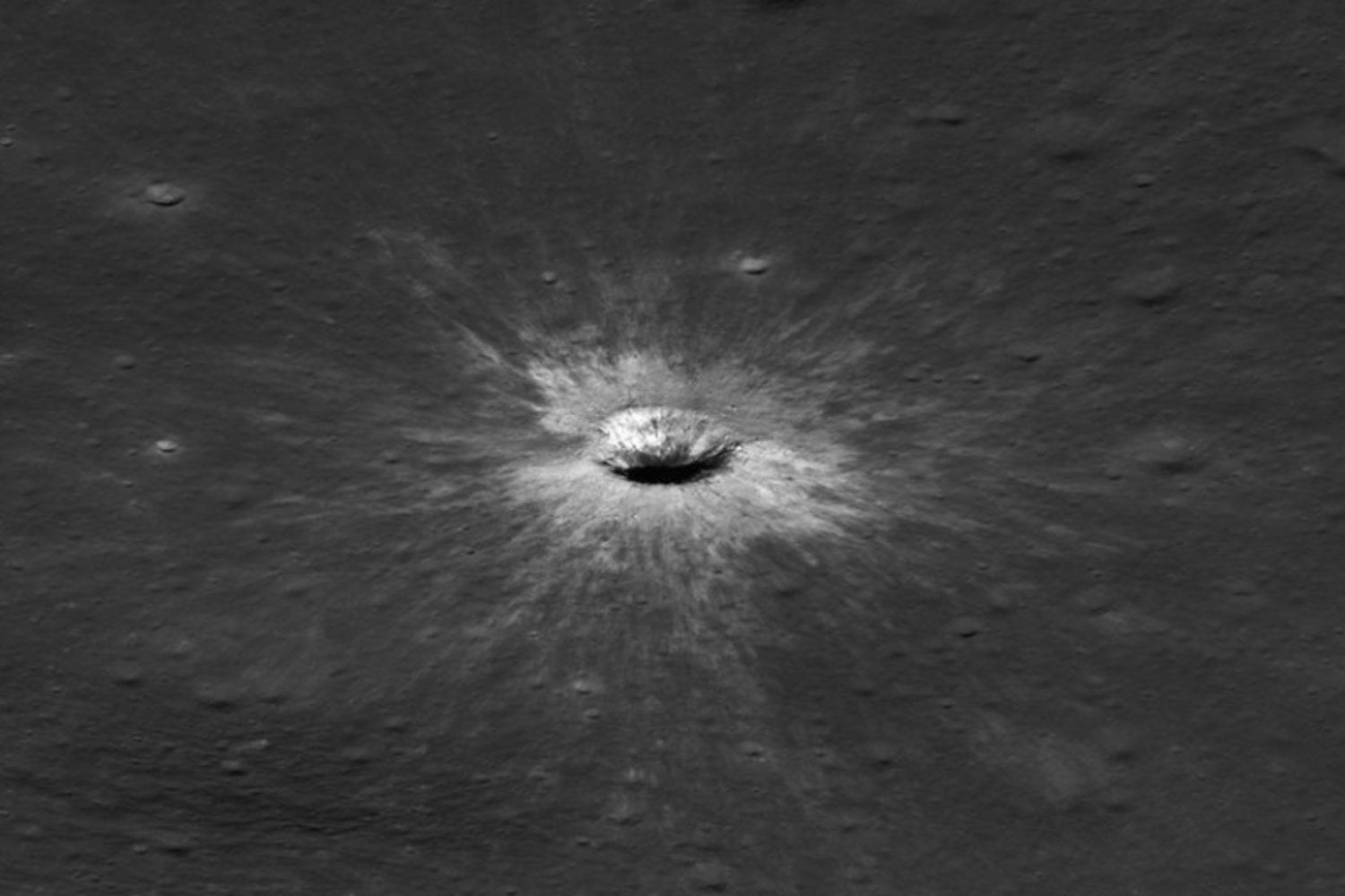 Algo golpeó la Luna en 2024 y nadie lo vio: dejó un cráter más ancho que el Coliseo y lanzó escombros a más de 100 kilómetros. La NASA acaba de encontrarlo y es una advertencia para las futuras bases lunares