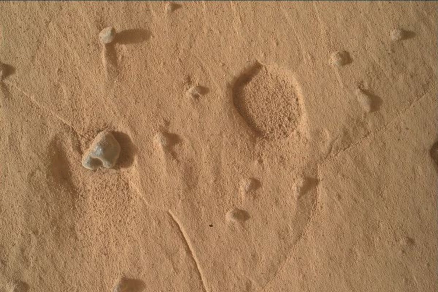 Curiosity llevaba 14 años recorriendo Marte cuando encontró unas extrañas “huellas” que nunca había visto. La NASA todavía no sabe qué proceso las formó