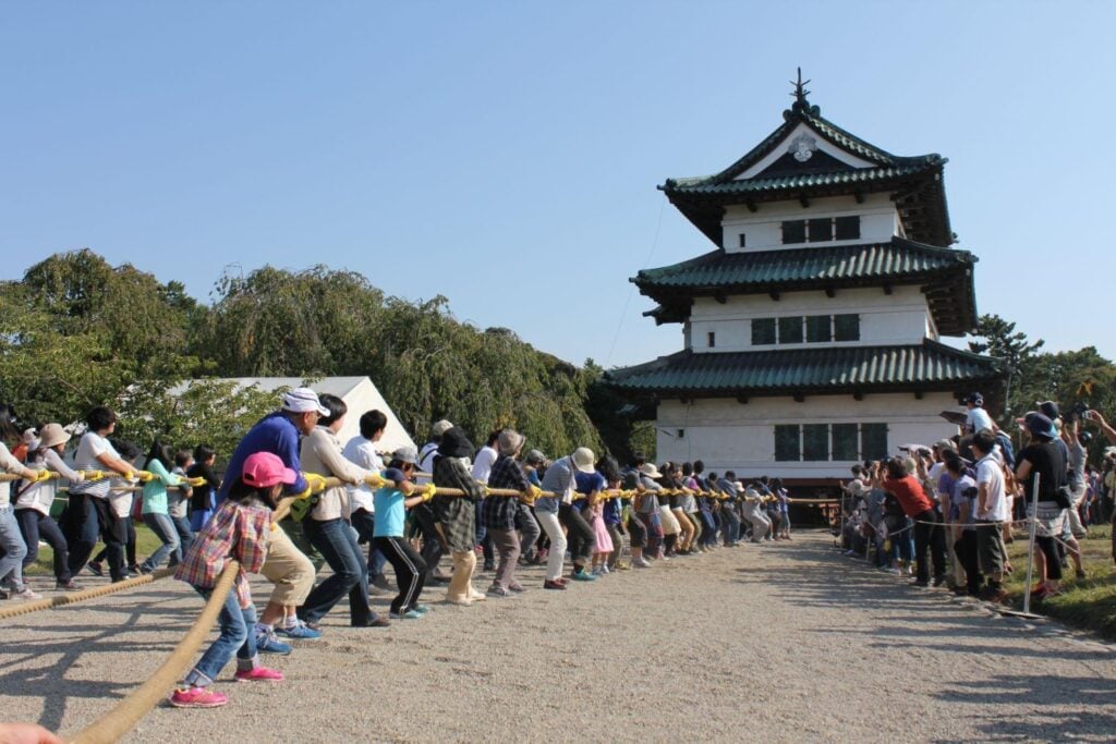 Japón tenía que devolver a su sitio un castillo de 360 toneladas sin desmontarlo. Pidió voluntarios y 8.000 personas se ofrecieron para la solución más insólita: tirar de una cuerda