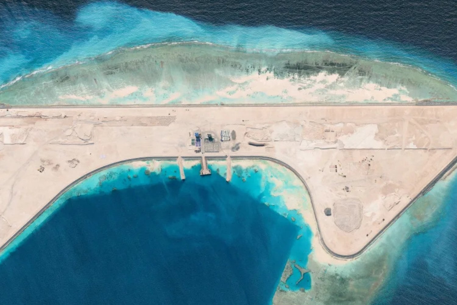 Hace menos de un año Antelope Reef era casi todo agua. China ha levantado allí una isla artificial de 6 km² y las imágenes ya muestran un puerto, un helipuerto y espacio para una pista de 3 kilómetros