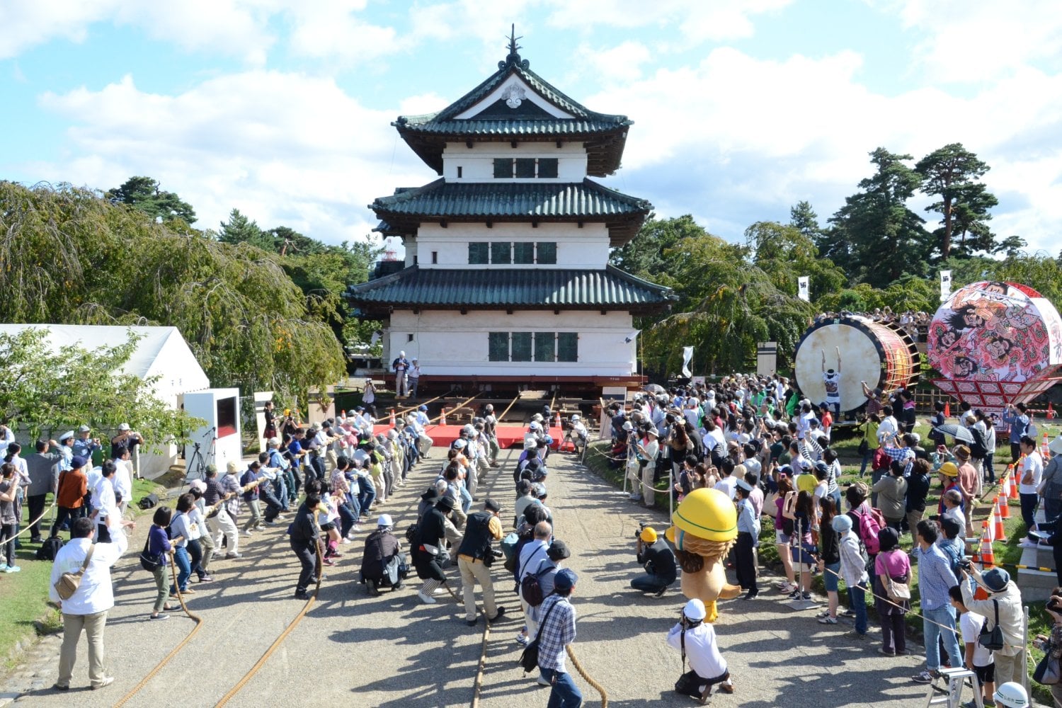 Japón tenía que devolver a su sitio un castillo de 360 toneladas sin desmontarlo. Pidió voluntarios y 8.000 personas se ofrecieron para la solución más insólita: tirar de una cuerda