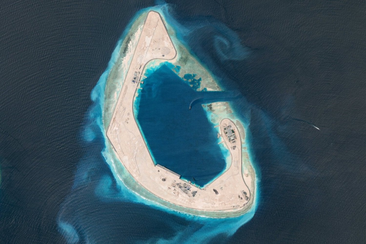 Hace menos de un año Antelope Reef era casi todo agua. China ha levantado allí una isla artificial de 6 km² y las imágenes ya muestran un puerto, un helipuerto y espacio para una pista de 3 kilómetros