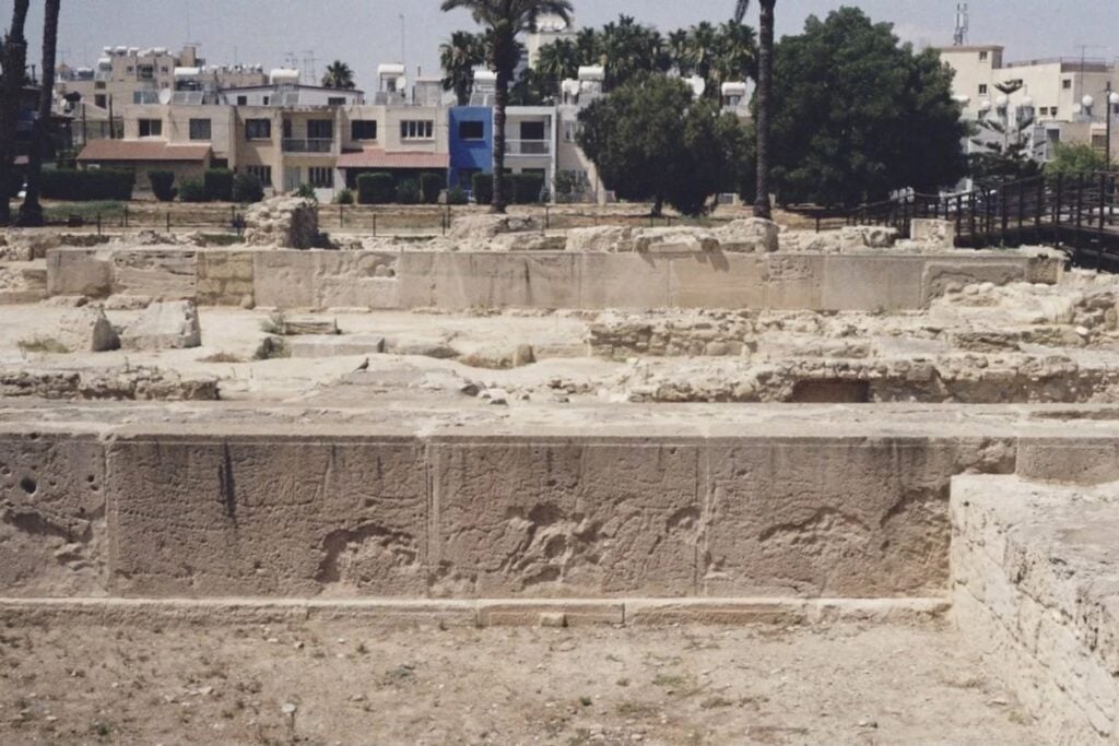 Durante siglos, distintas generaciones siguieron grabando barcos en el mismo templo de Chipre. Un escáner láser encontró hasta 23 que nadie había visto y reveló que aquella pared no era una escena, sino una historia escrita durante generaciones