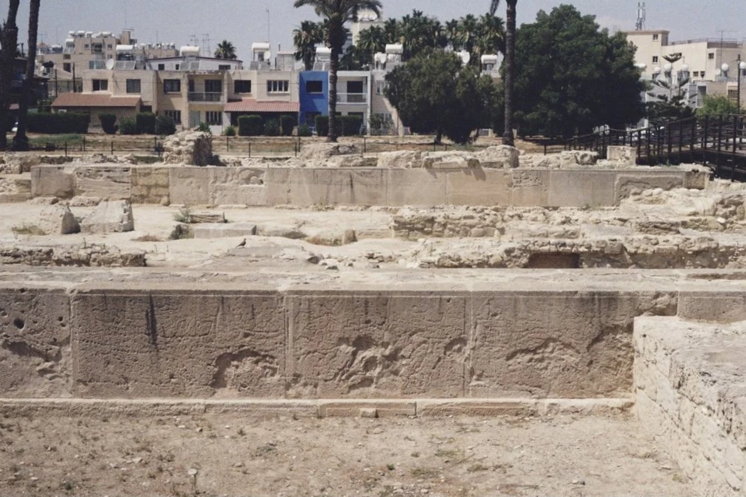 Durante siglos, distintas generaciones siguieron grabando barcos en el mismo templo de Chipre. Un escáner láser encontró hasta 23 que nadie había visto y reveló que aquella pared no era una escena, sino una historia escrita durante generaciones