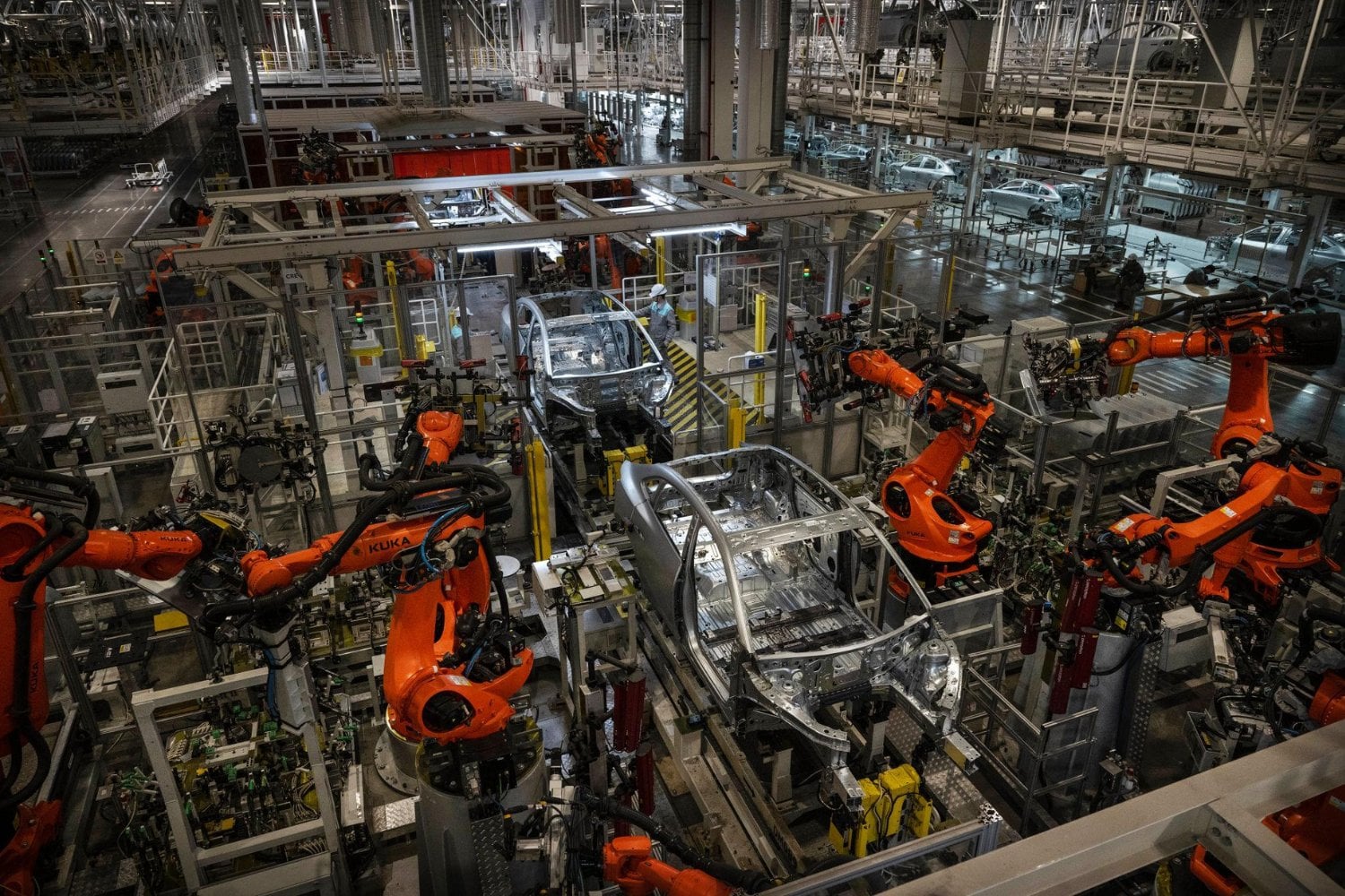 China ya tiene fábricas de autos donde apagar la luz no detiene nada. Los robots siguen trabajando aunque no haya humanos dentro