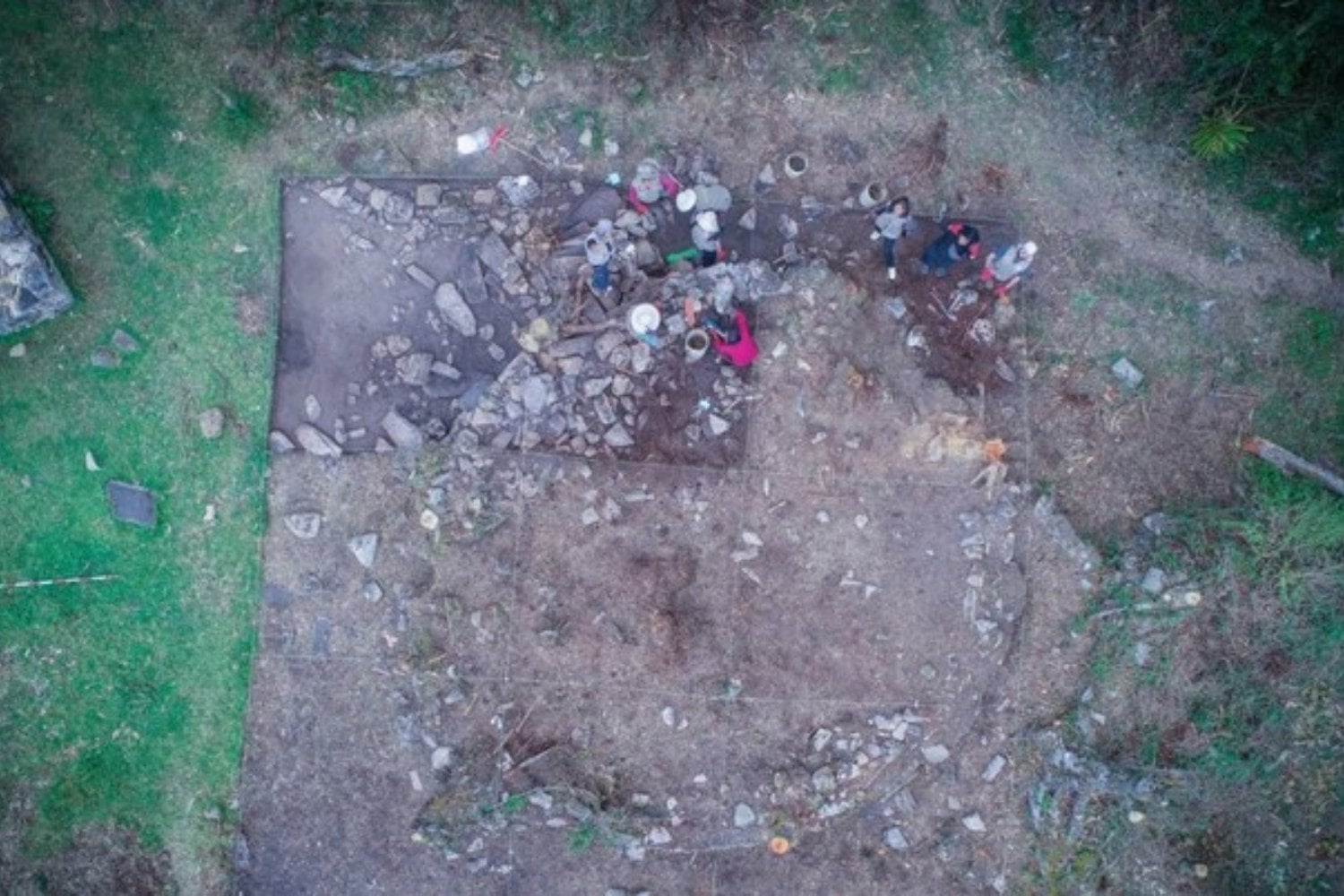 Estaban excavando una antigua ciudad de los “guerreros de las nubes” en Perú cuando apareció una pequeña piedra llena de marcas. Podría ser un dado prehispánico usado para jugar, invocar la suerte o incluso participar en rituales