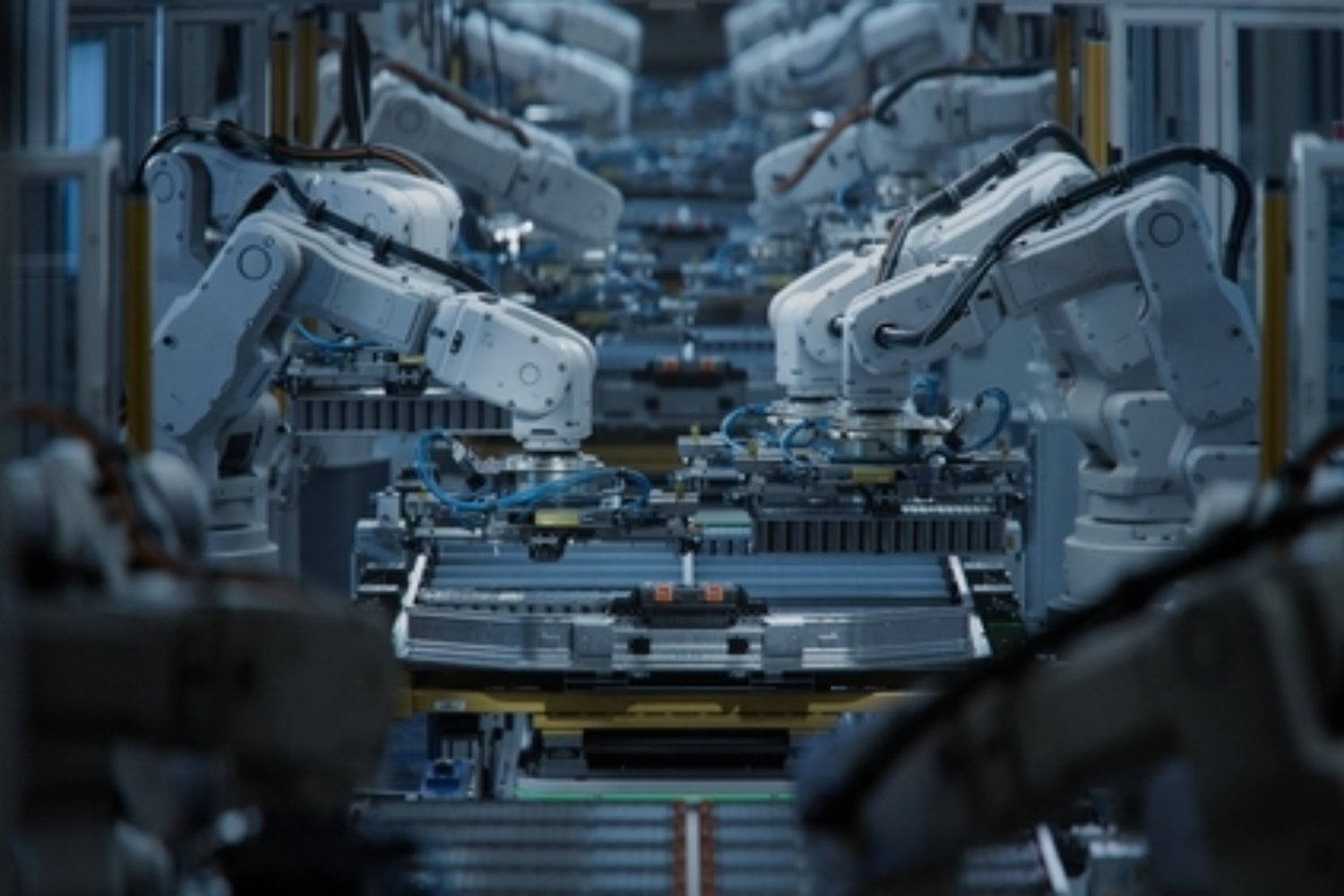China ya tiene fábricas de autos donde apagar la luz no detiene nada. Los robots siguen trabajando aunque no haya humanos dentro