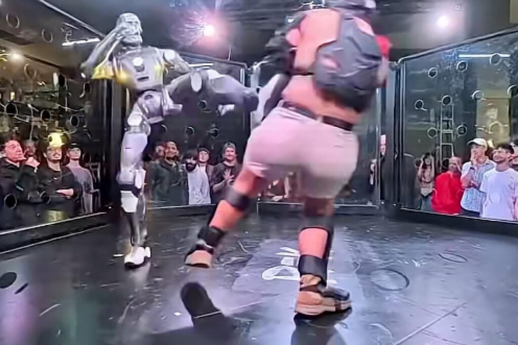 Metieron a un humano en una jaula contra un robot T800 de 75 kilos. Las patadas fueron reales, aunque detrás de la máquina había otra persona