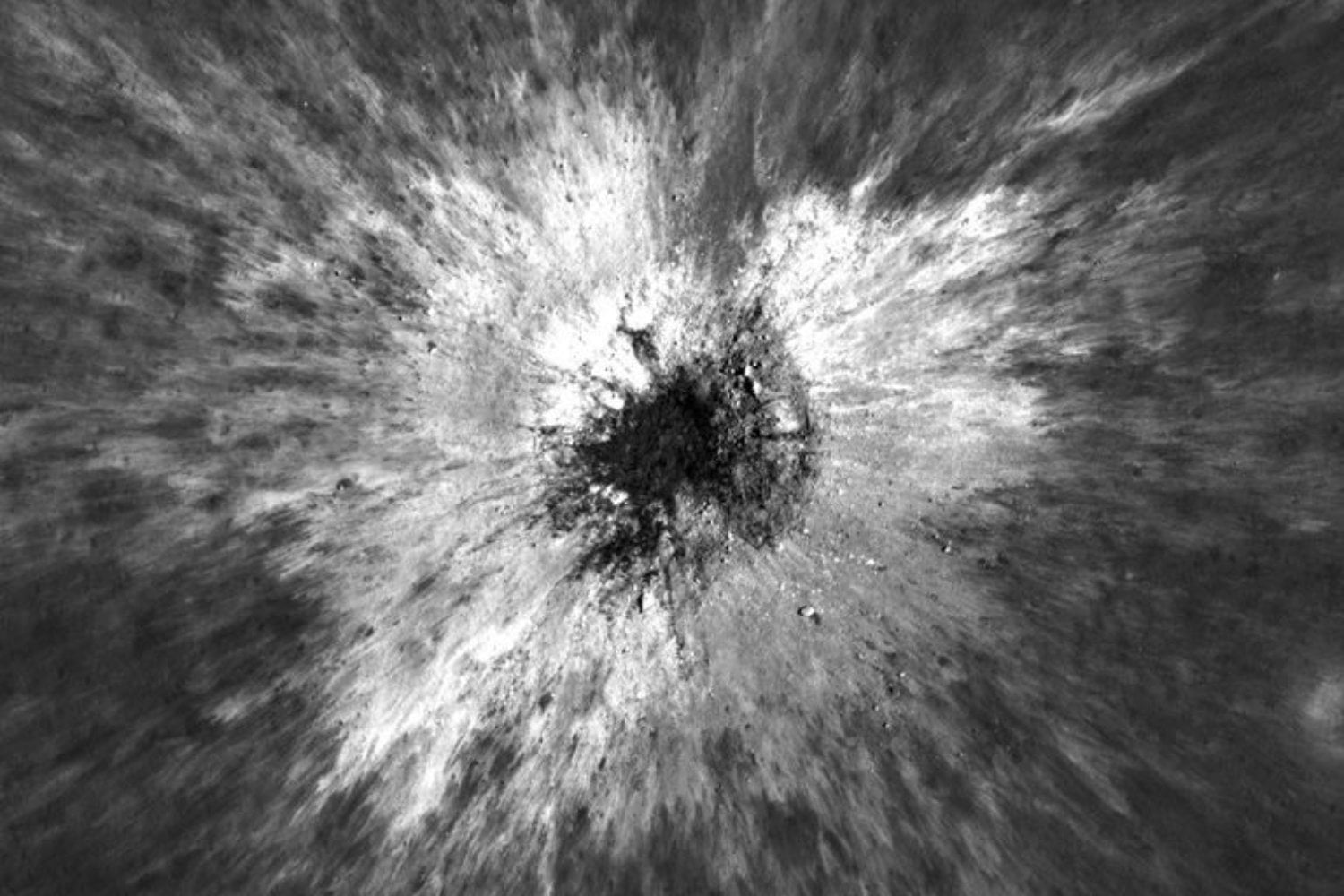 Un asteroide abrió un cráter de 222 metros en la Luna y nadie vio el impacto. La NASA lo descubrió más de un año después por una enorme cicatriz que no estaba allí antes