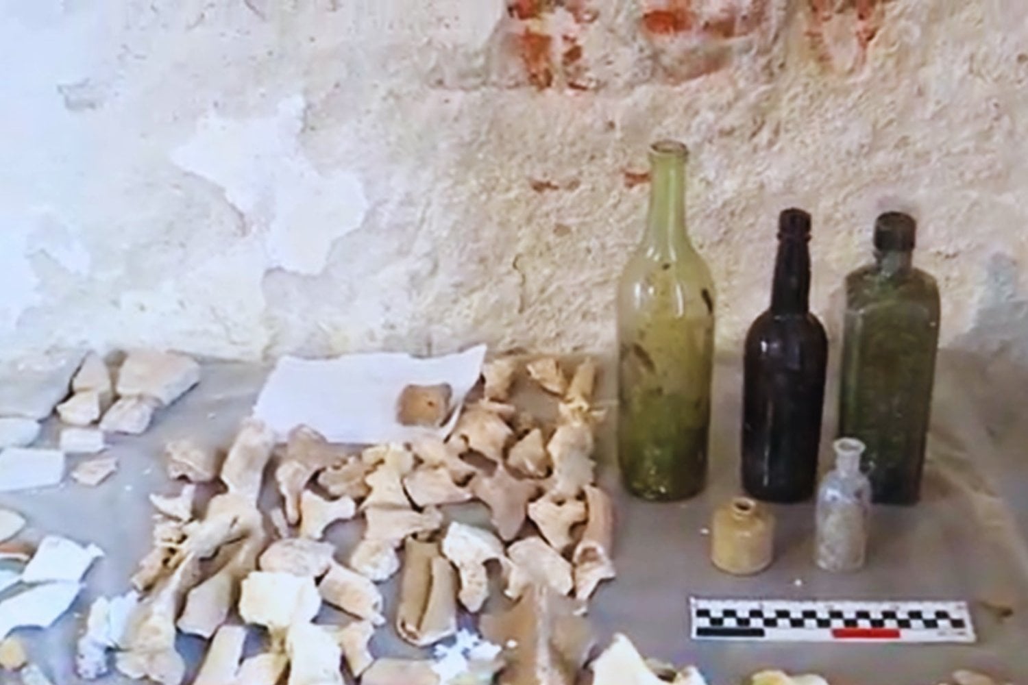 Durante más de 200 años, la leyenda de una “fuente de la vida” recorrió el mundo. Una obra bajo el Cabildo uruguayo encontró una estructura misteriosa rodeada de botellas de ginebra, pipas y huesos