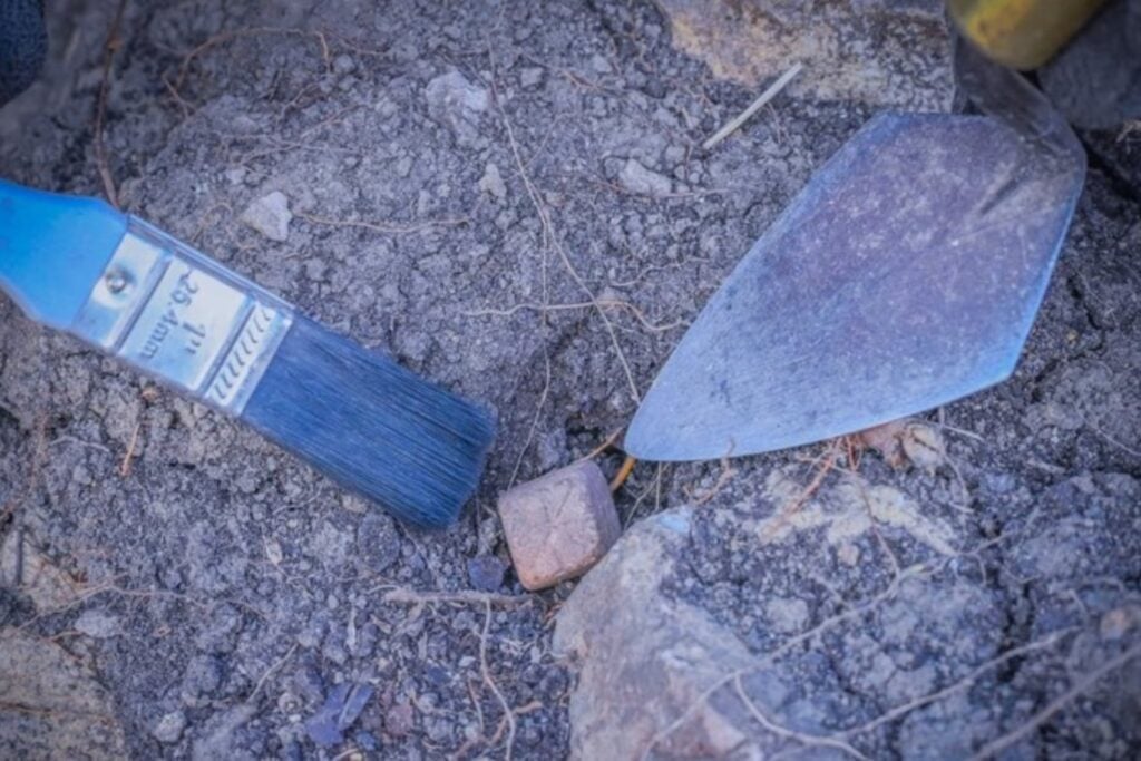 Estaban excavando una antigua ciudad de los “guerreros de las nubes” en Perú cuando apareció una pequeña piedra llena de marcas. Podría ser un dado prehispánico usado para jugar, invocar la suerte o incluso participar en rituales