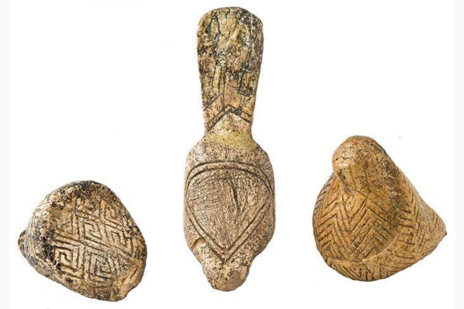 Hace 18.000 años, unos artistas de la Edad de Hielo tallaron figuras humanas en colmillos de mamut. Ahora sabemos que los misteriosos zigzags no eran simples adornos: estaban copiando las “huellas” que el propio animal había dejado dentro del marfil