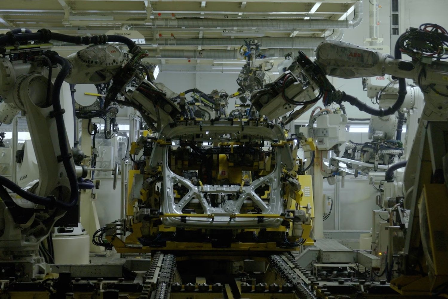 China ya tiene fábricas de autos donde apagar la luz no detiene nada. Los robots siguen trabajando aunque no haya humanos dentro