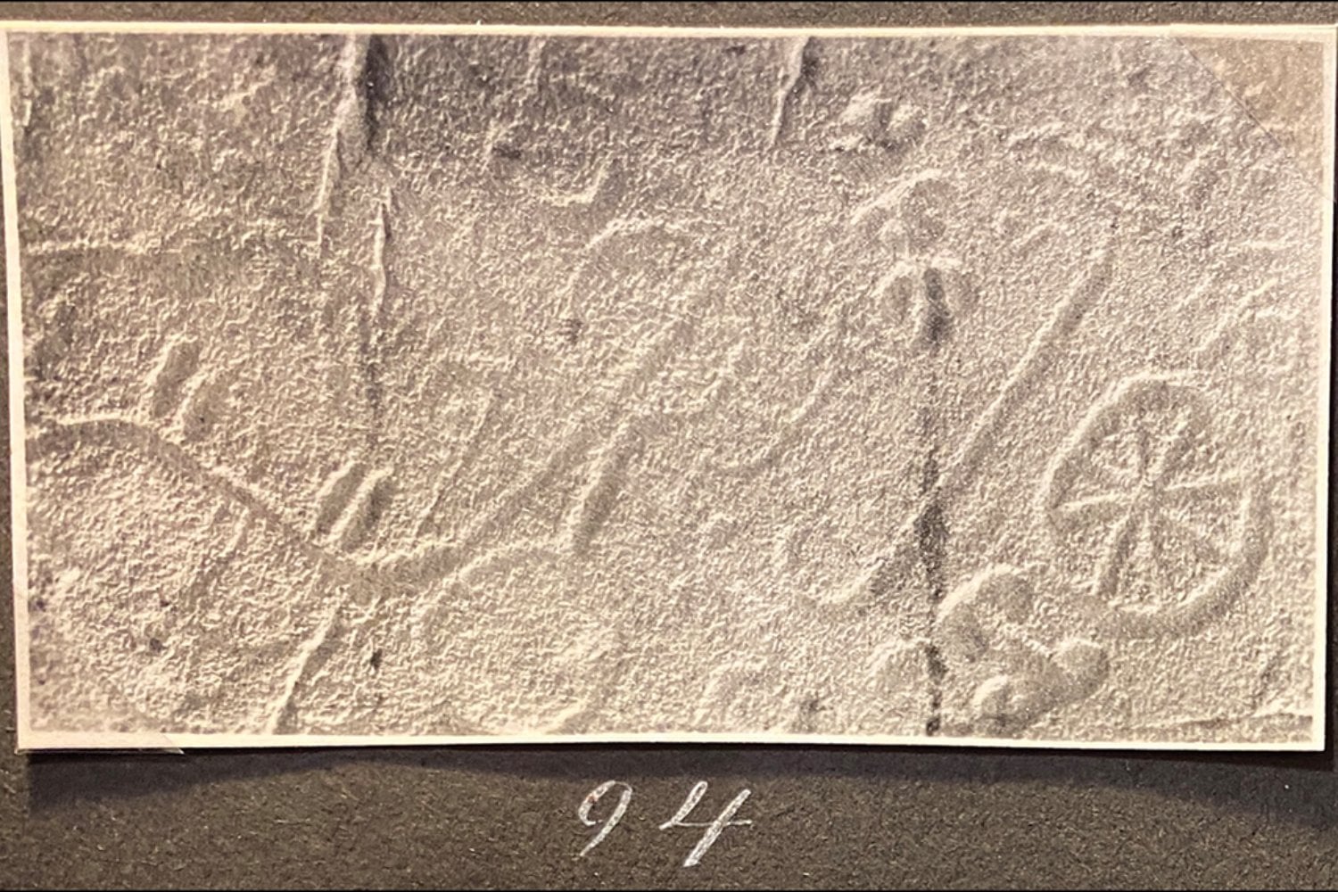 Los nazis viajaron a Suecia convencidos de que unas rocas escondían el origen de la “raza aria”. Fabricaron 221 moldes perfectos para demostrarlo y 90 años después sirven para algo que jamás imaginaron: proteger ese arte rupestre