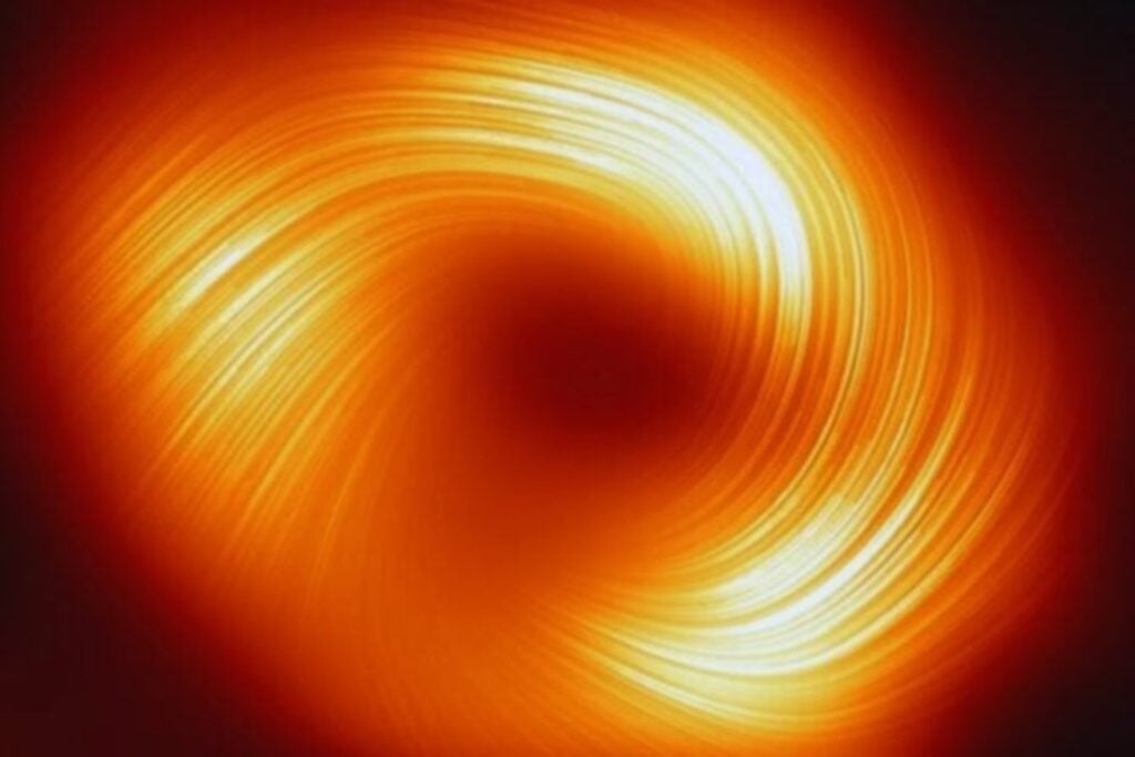 Einstein predijo hace más de un siglo cómo debía comportarse un agujero negro. Seis años de análisis de M87* acaban de darle otra vez la razón: la sombra permanece intacta mientras todo a su alrededor cambia