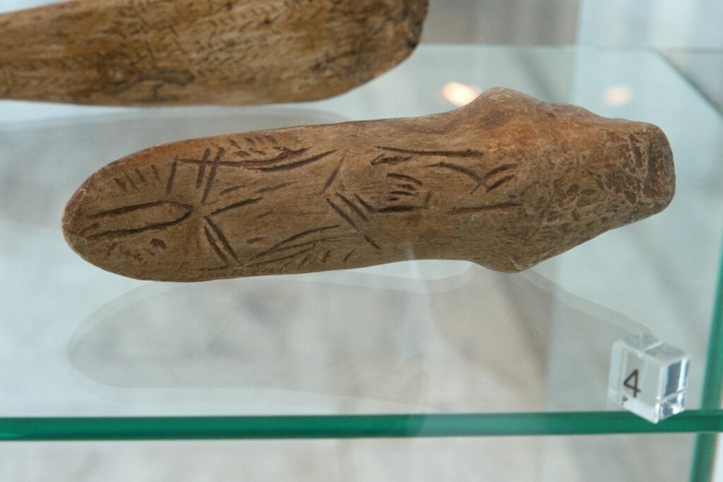 Hace 18.000 años, unos artistas de la Edad de Hielo tallaron figuras humanas en colmillos de mamut. Ahora sabemos que los misteriosos zigzags no eran simples adornos: estaban copiando las “huellas” que el propio animal había dejado dentro del marfil