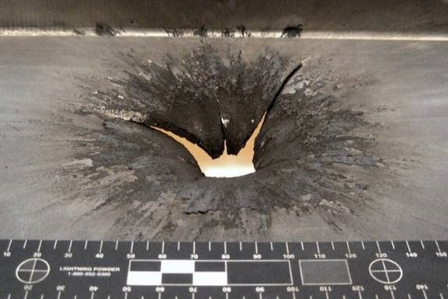 Una cáscara de huevo se rompe con un golpe. Científicos chinos copiaron su forma en aluminio, la llenaron de agua y descubrieron que puede frenar casi un 65% un impacto a 7,5 km/s: quieren usarla como armadura espacial