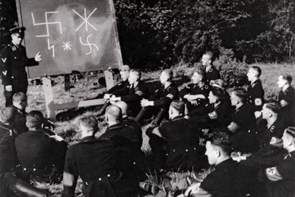 Los nazis viajaron a Suecia convencidos de que unas rocas escondían el origen de la “raza aria”. Fabricaron 221 moldes perfectos para demostrarlo y 90 años después sirven para algo que jamás imaginaron: proteger ese arte rupestre