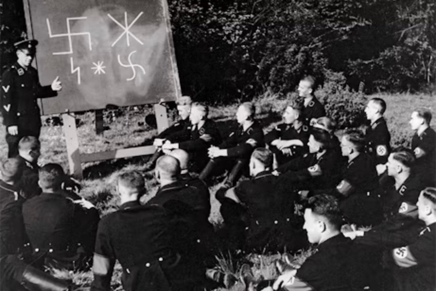 Los nazis viajaron a Suecia convencidos de que unas rocas escondían el origen de la “raza aria”. Fabricaron 221 moldes perfectos para demostrarlo y 90 años después sirven para algo que jamás imaginaron: proteger ese arte rupestre