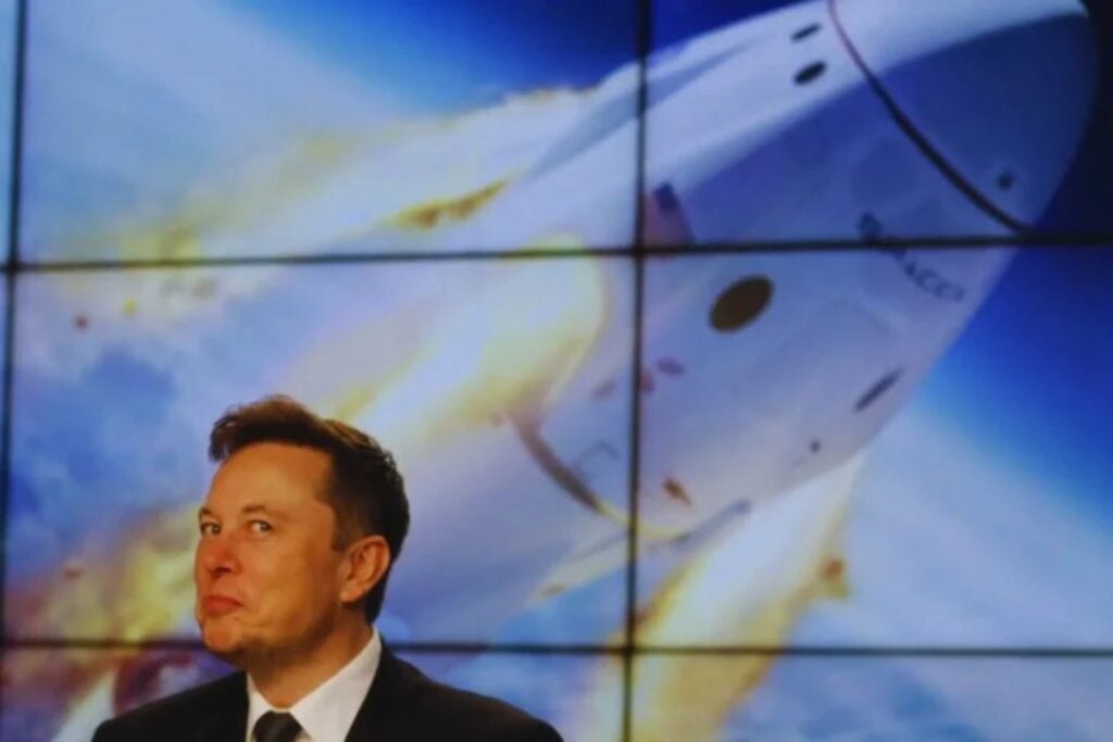 Elon Musk quiere llevar la capacidad de cómputo de su imperio de IA hacia los 10 GW antes de terminar 2027. El problema es que las grandes turbinas de gas están prácticamente vendidas hasta 2030, así que SpaceX ha decidido fabricar por su cuenta algunas de sus piezas más difíciles