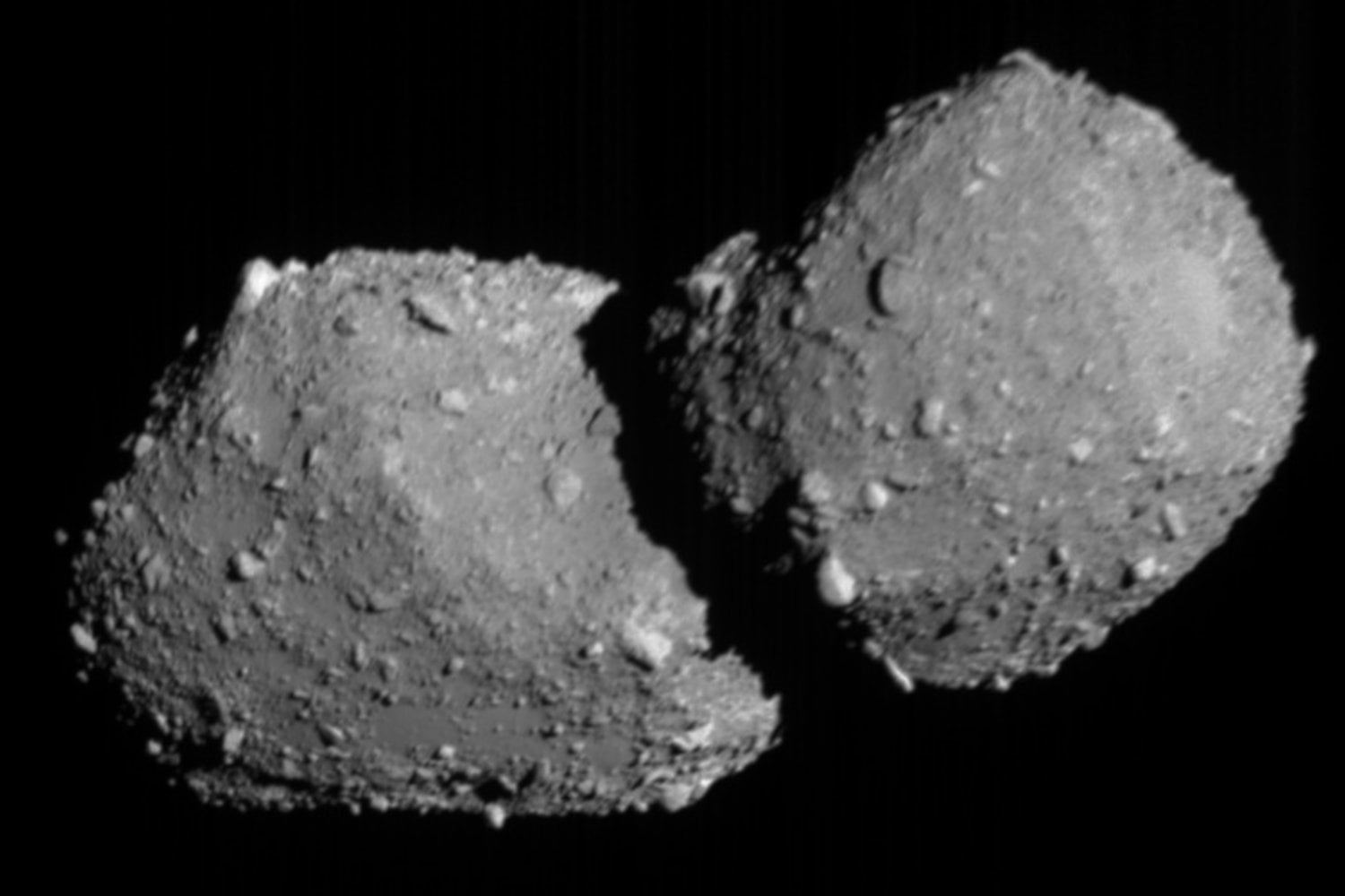 Hayabusa2 ya robó muestras de un asteroide y las trajo a la Tierra. Ahora acertó con un láser a otro mientras pasaba a 5 km/s, y la maniobra podría servir algún día para seguir objetos peligrosos antes de que lleguen hasta nosotros
